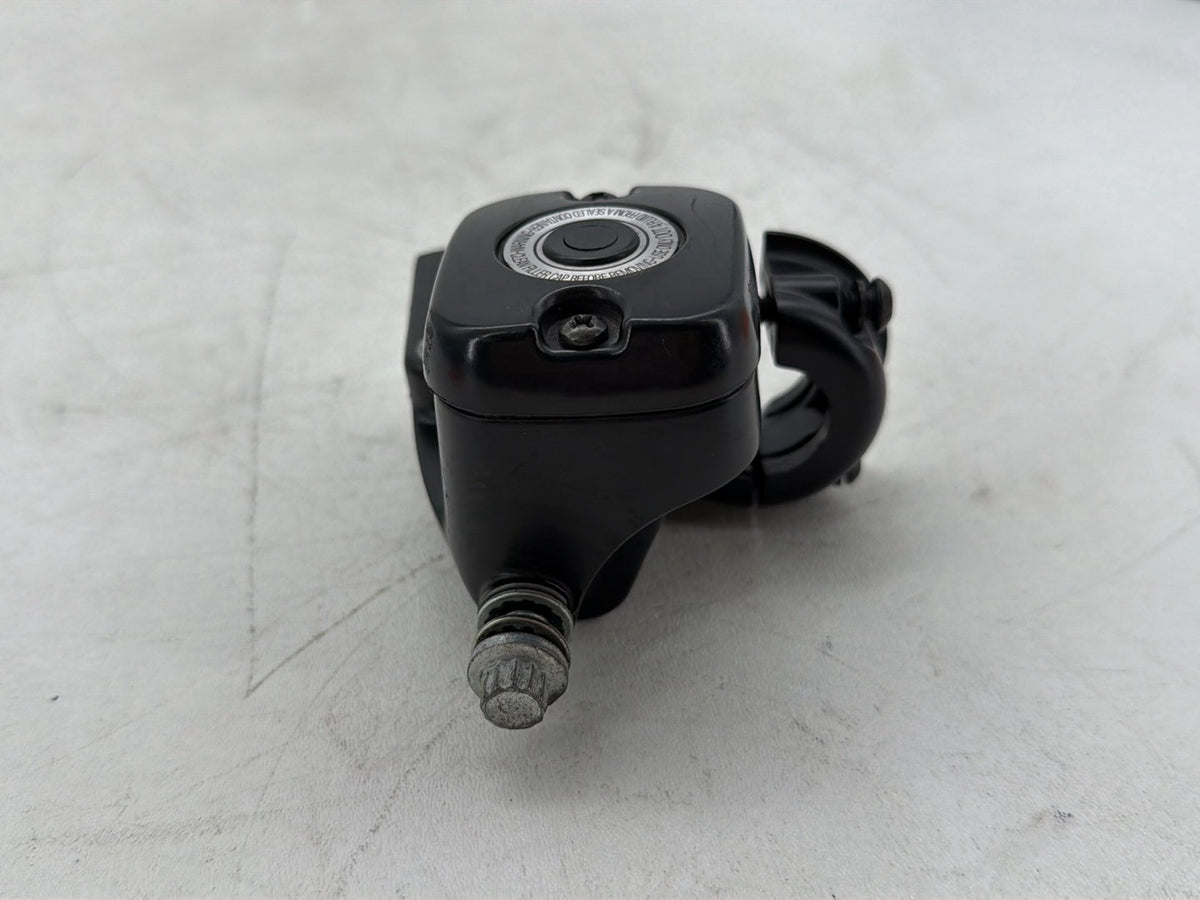 09 Harley Dyna Street Bob FXDB Front Right Brake Master Cylinder 11/16 in. bore