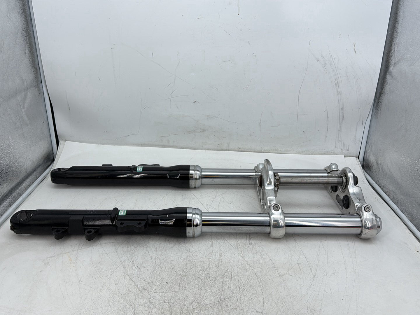 2010 Harley Dyna Fat Bob FXDF OEM Front Triple Tree Set & LH RH Fork Legs Sliders