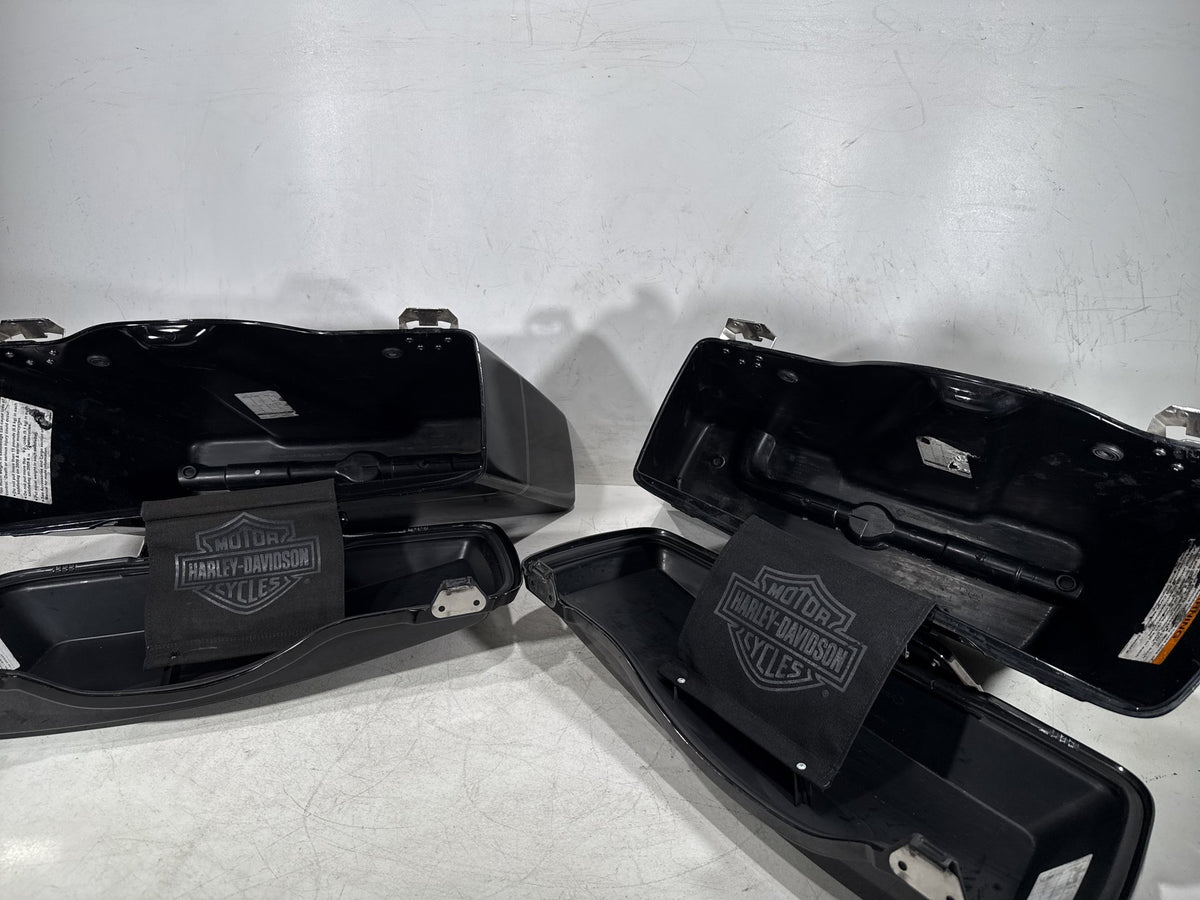 2009 Harley Electra Glide Touring Ultra OEM Left Right Saddlebags Luggage NOKey