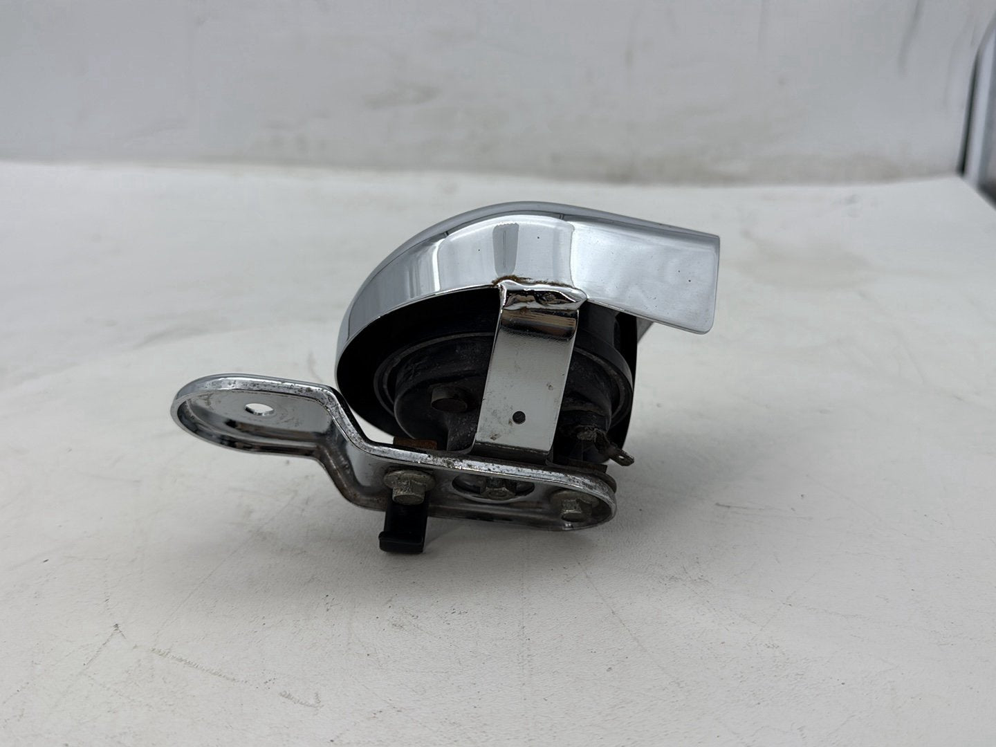 2005 Harley Road Glide Touring FLTRI OEM Horn Signal Klaxon Chrome Cover