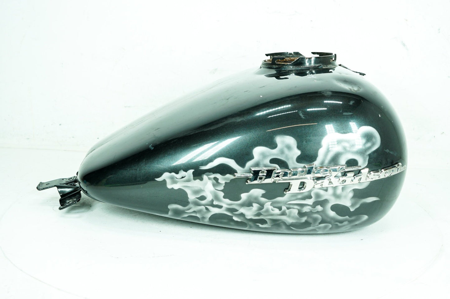 2007 - 2011 Harley-Davidson Touring Street Glide Fuel Gas Tank Gasoline Reservoir 61356-08