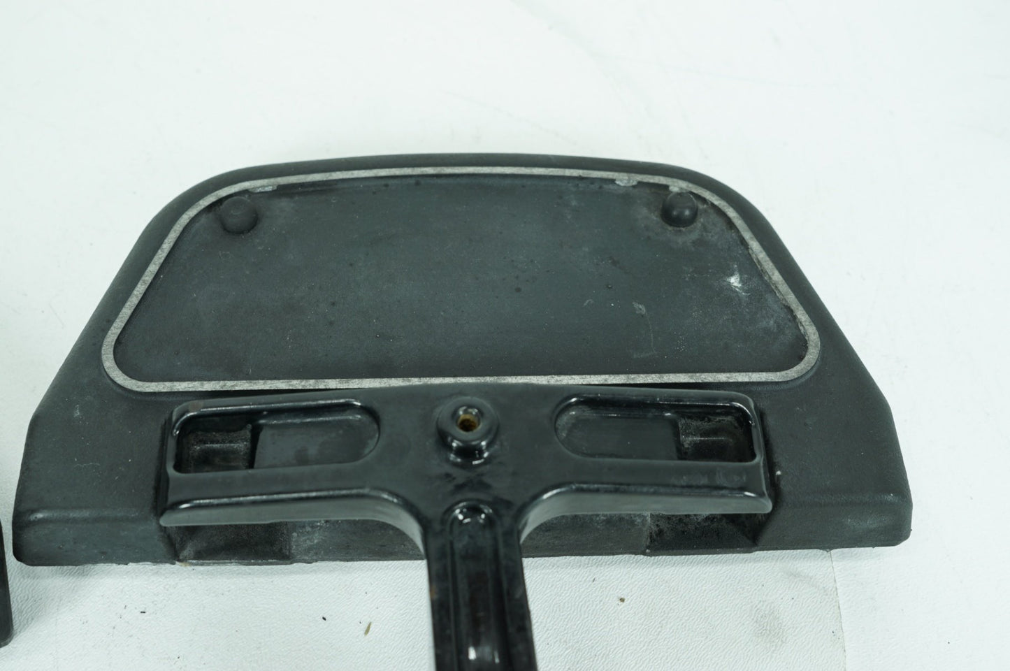 2007 - 2013 Harley-Davidson Touring Electra Glide Classic Left & Right Passenger Floorboard Foot Rest 50613-91A