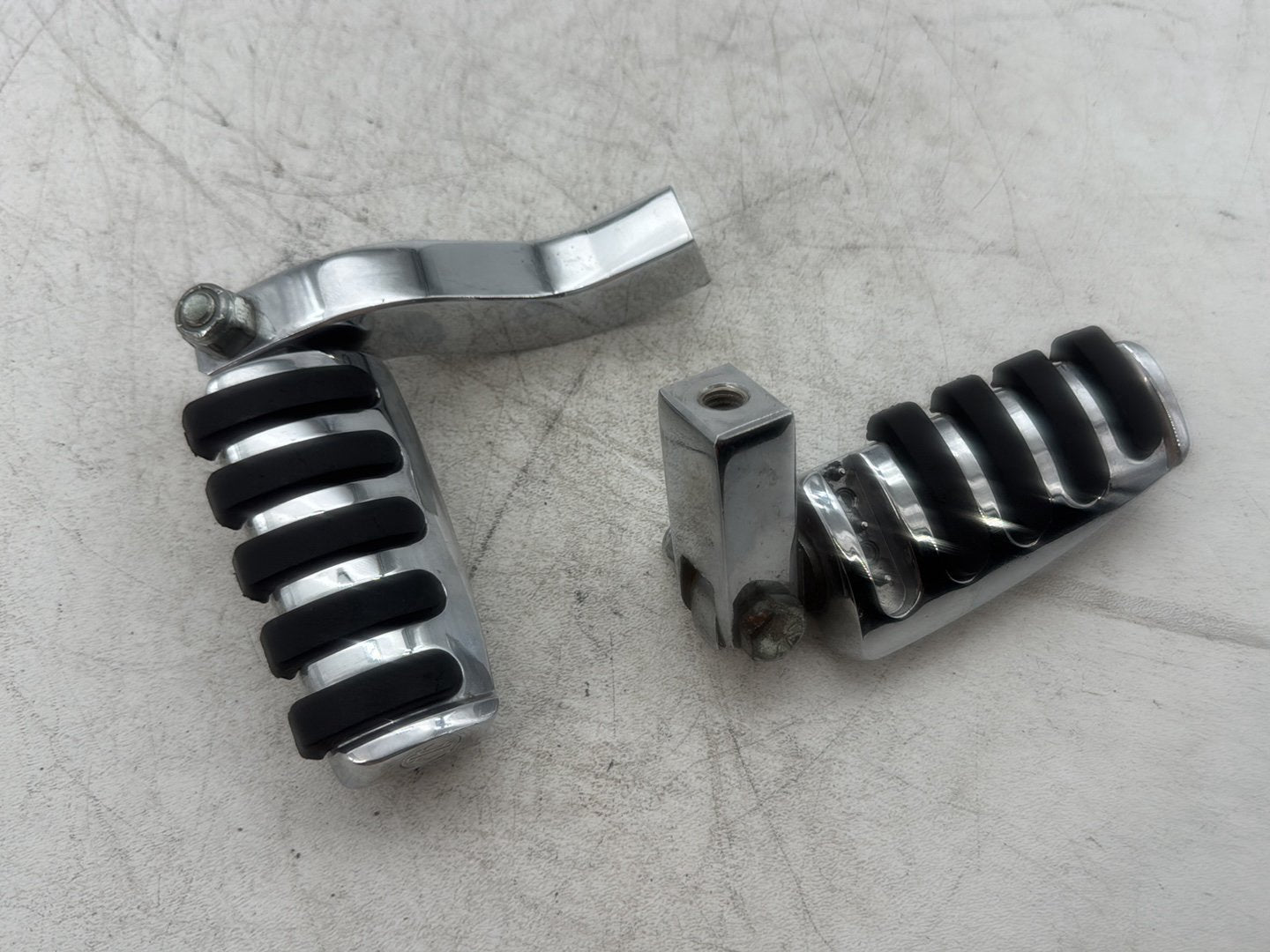 2003 Harley Dyna Wide Glide FXDWG OEM Passenger Left & Right Foot Pegs
