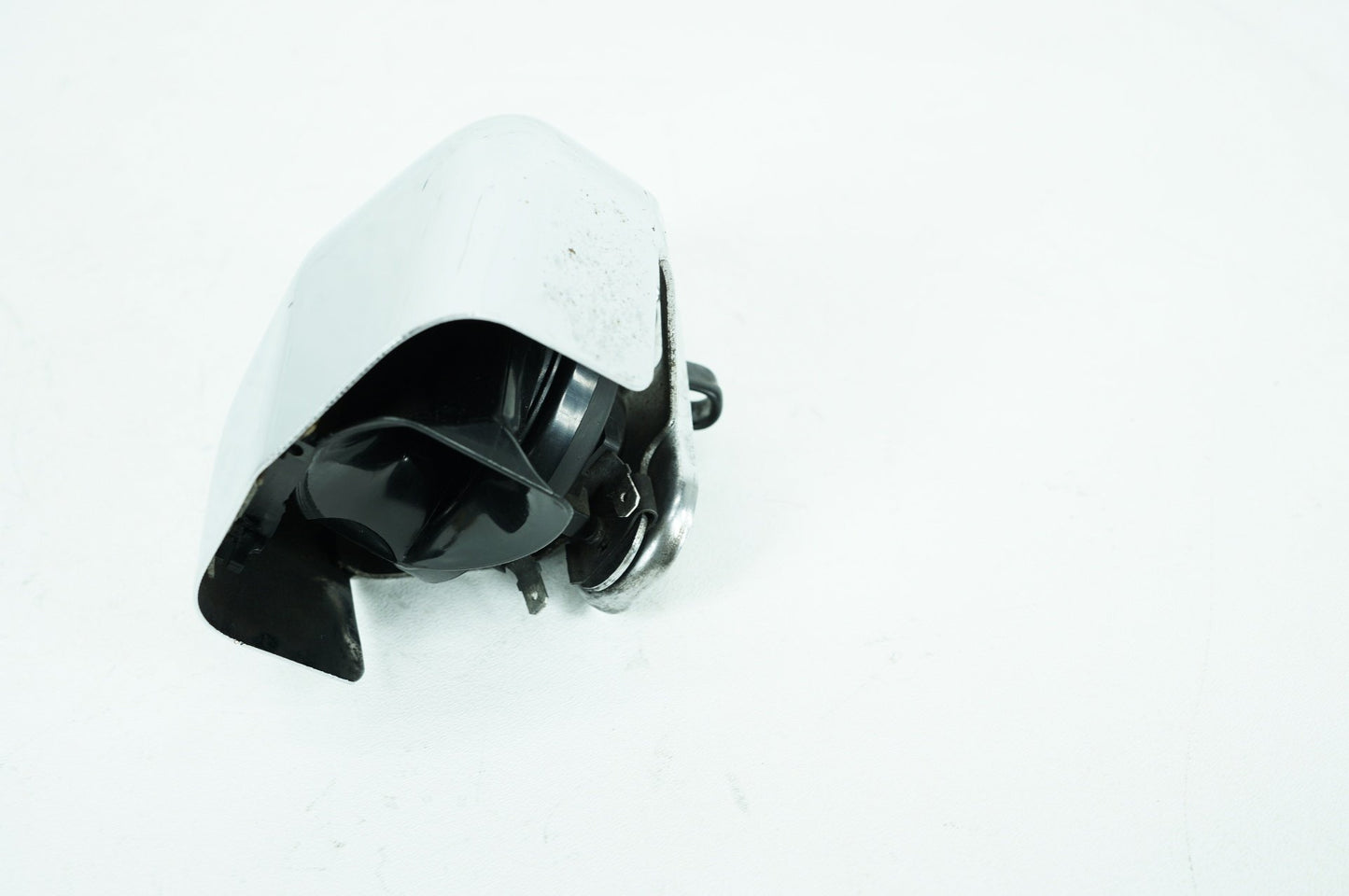 1999 - 2006 Harley-Davidson Softail Heritage Classic Horn Signal Klaxon Chrome Cover 69012-93A