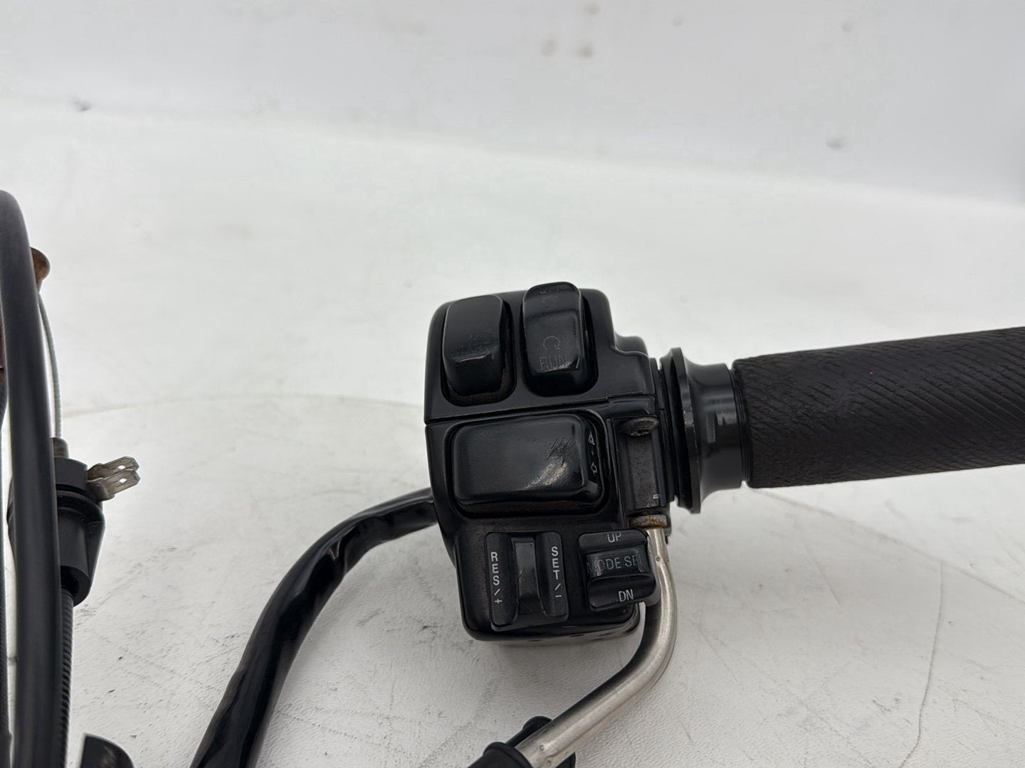 2007 - 2012 Harley-Davidson Touring Electra Glide Ultra Right Engine Start Kill Switches Controls w/ Hand Grip, Idle Throttle Cable Lines