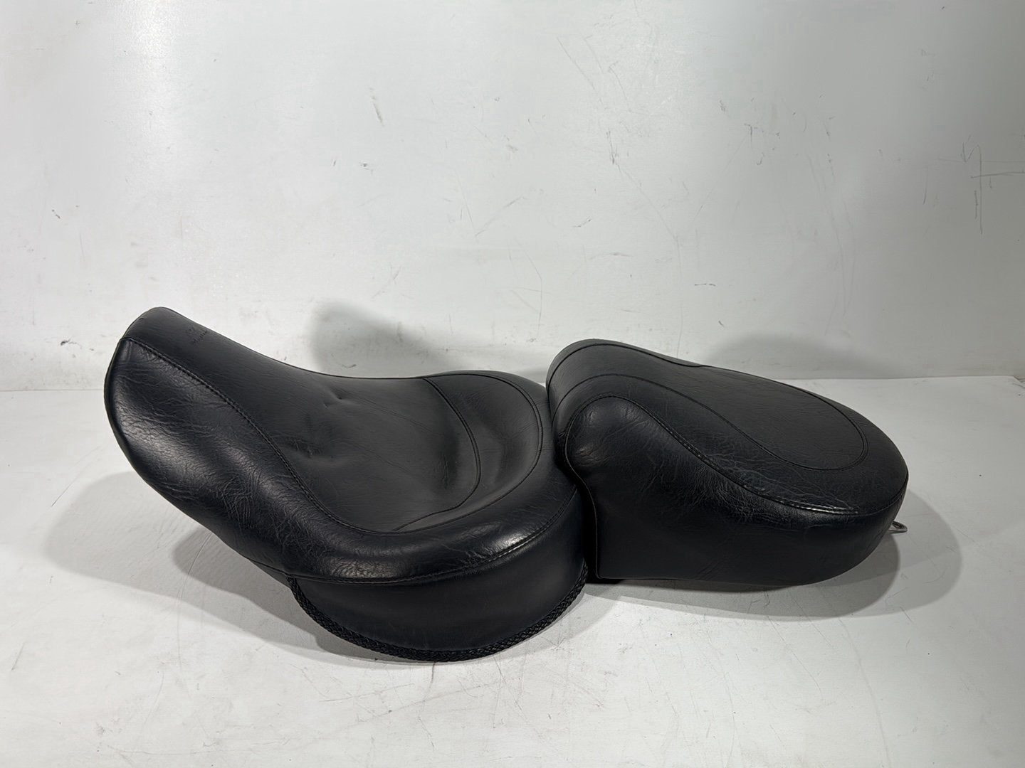 2000 Harley Dyna FXDWG Wide Glide OEM Passenger Rider Driver Seat Saddle