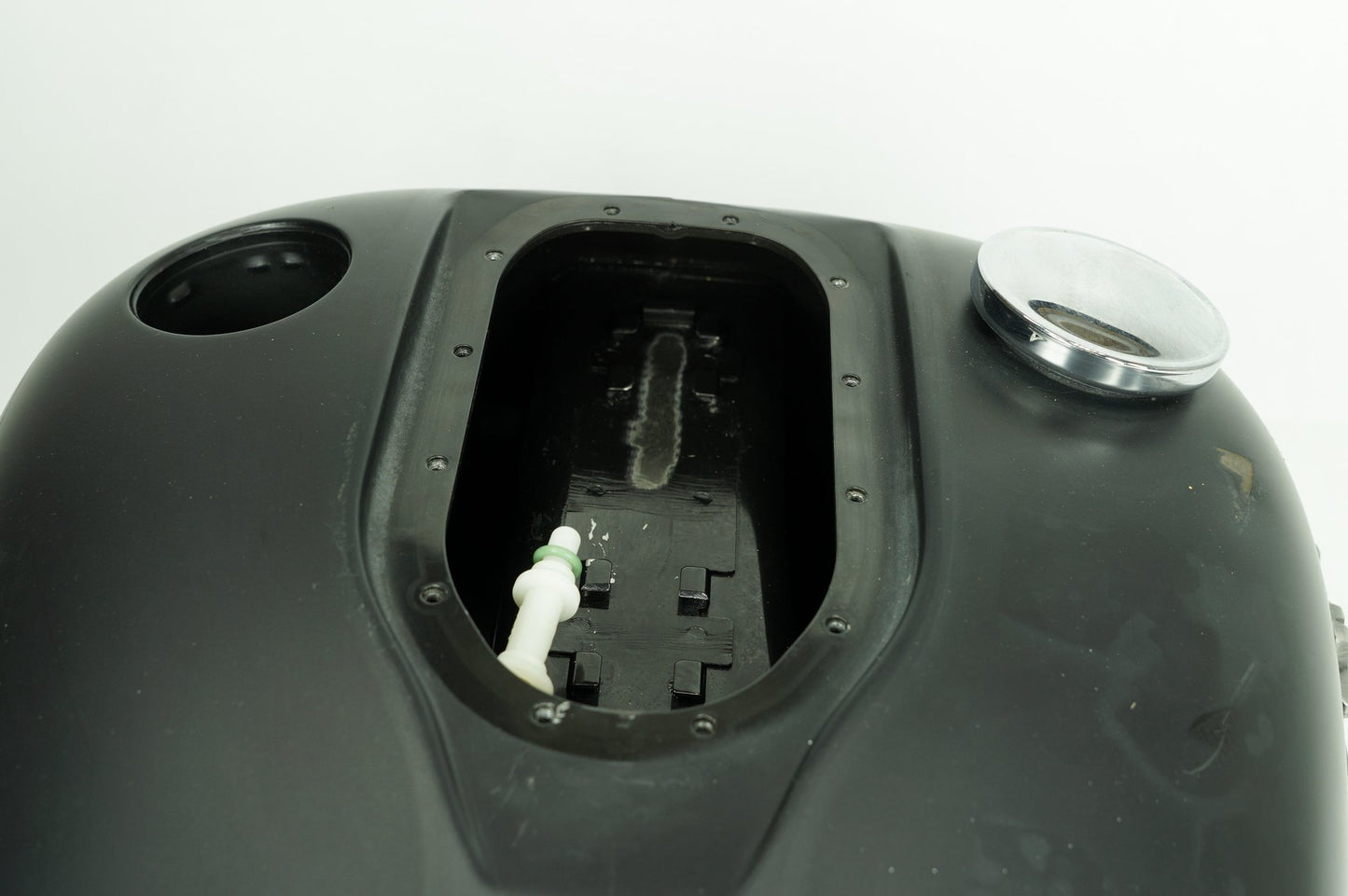 2007 - 2017 Harley-Davidson Dyna Street Bob Fuel Gas Tank Gasoline Reservoir  	61593-10