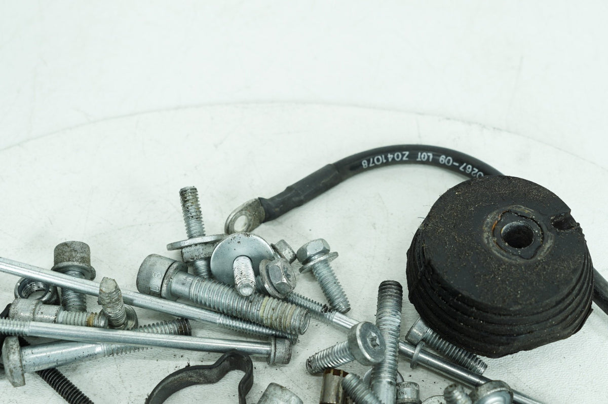 2014 Harley-Davidson Touring FLHTCU - Hardware Bolts Nuts & Brackets