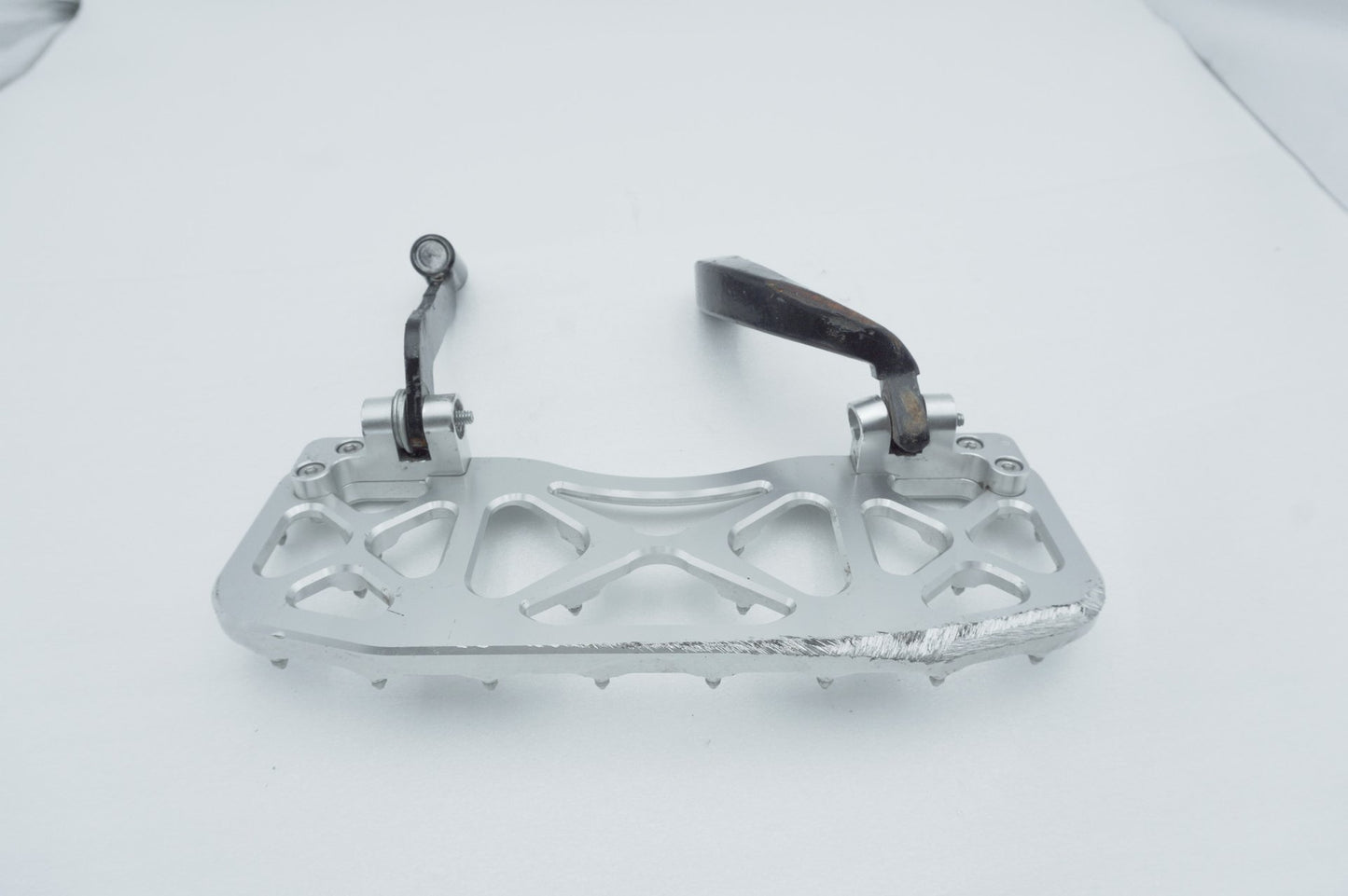1999 - 2006 Harley-Davidson Touring Electra Glide Right Driver 1 Floorboard Foot Rest Aftermarket MX Style Wide Billet