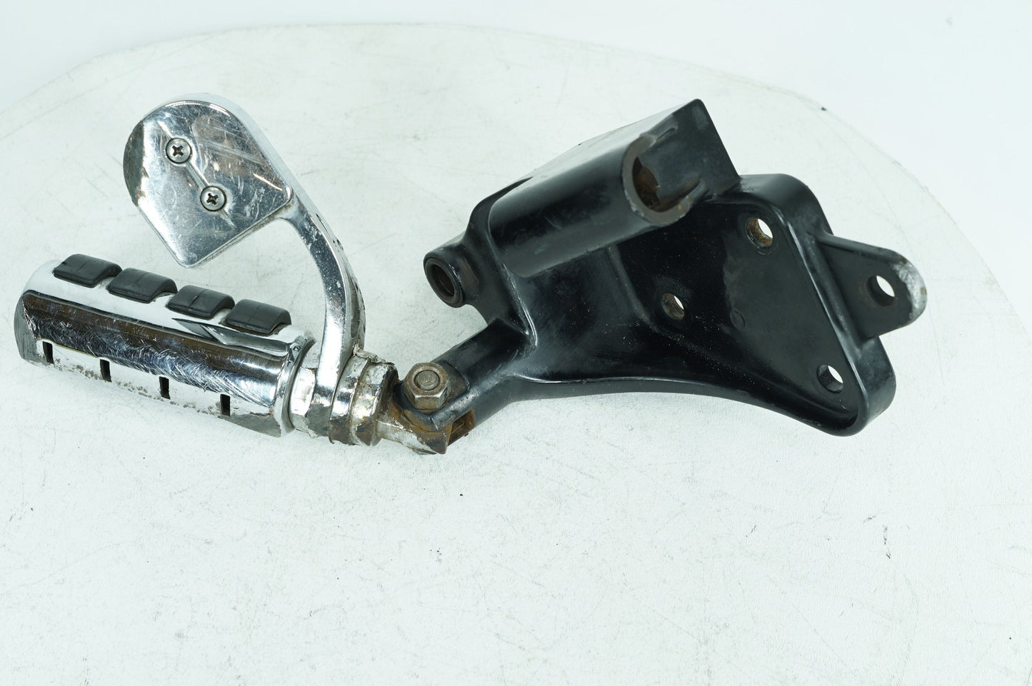 2000 - 2006 Harley-Davidson Softail Deuce Right Driver Foot Controls Peg Rest 42507-00B
