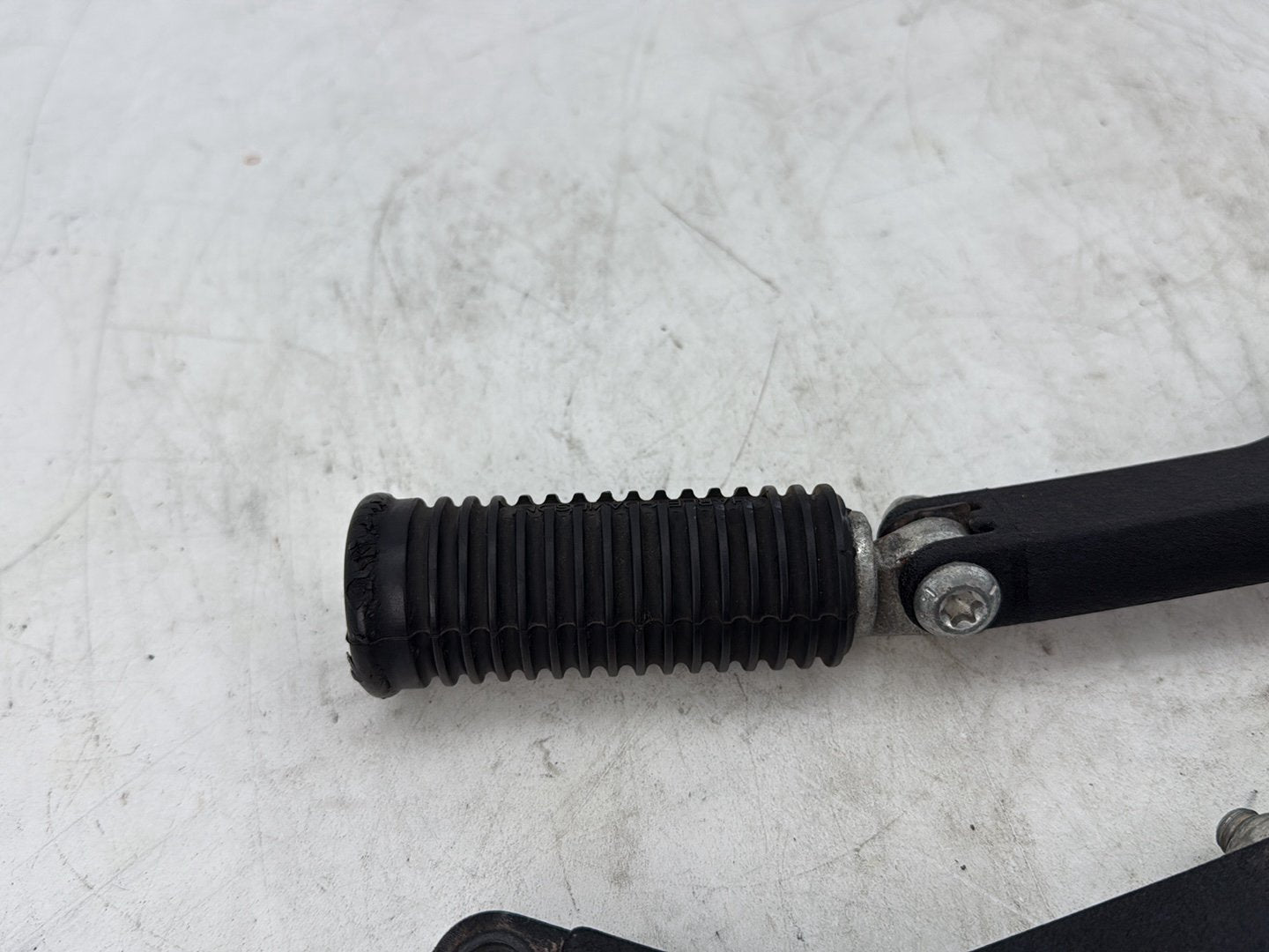 2012 Harley Dyna FXDF Fat Bob OEM Passenger Left & Right Foot Pegs