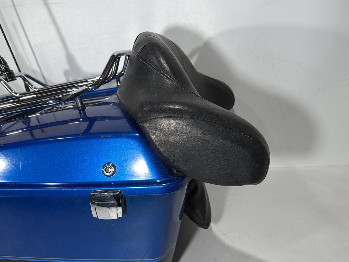 2008 Harley Touring FLHT Electra Glide OEM Pass Backrest Tour Pak Luggage NOKey