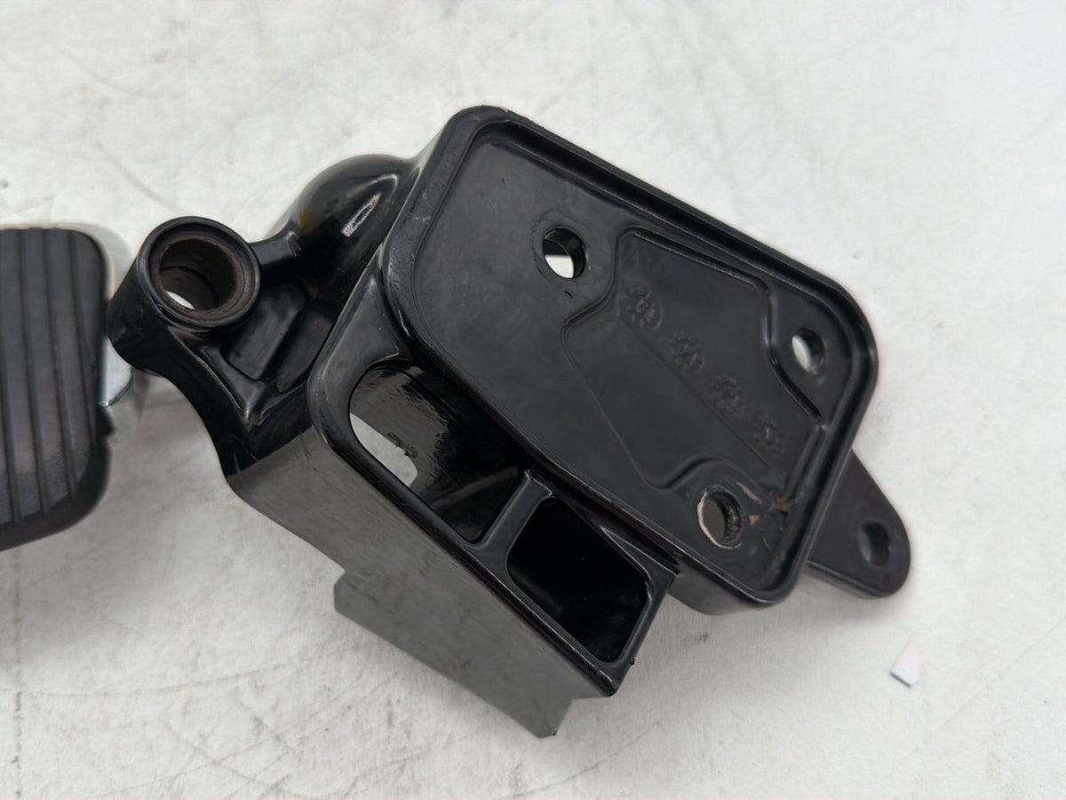 2003 Harley Softail Deuce FXSTD OEM Left Foot Rest Support Bracket Peg