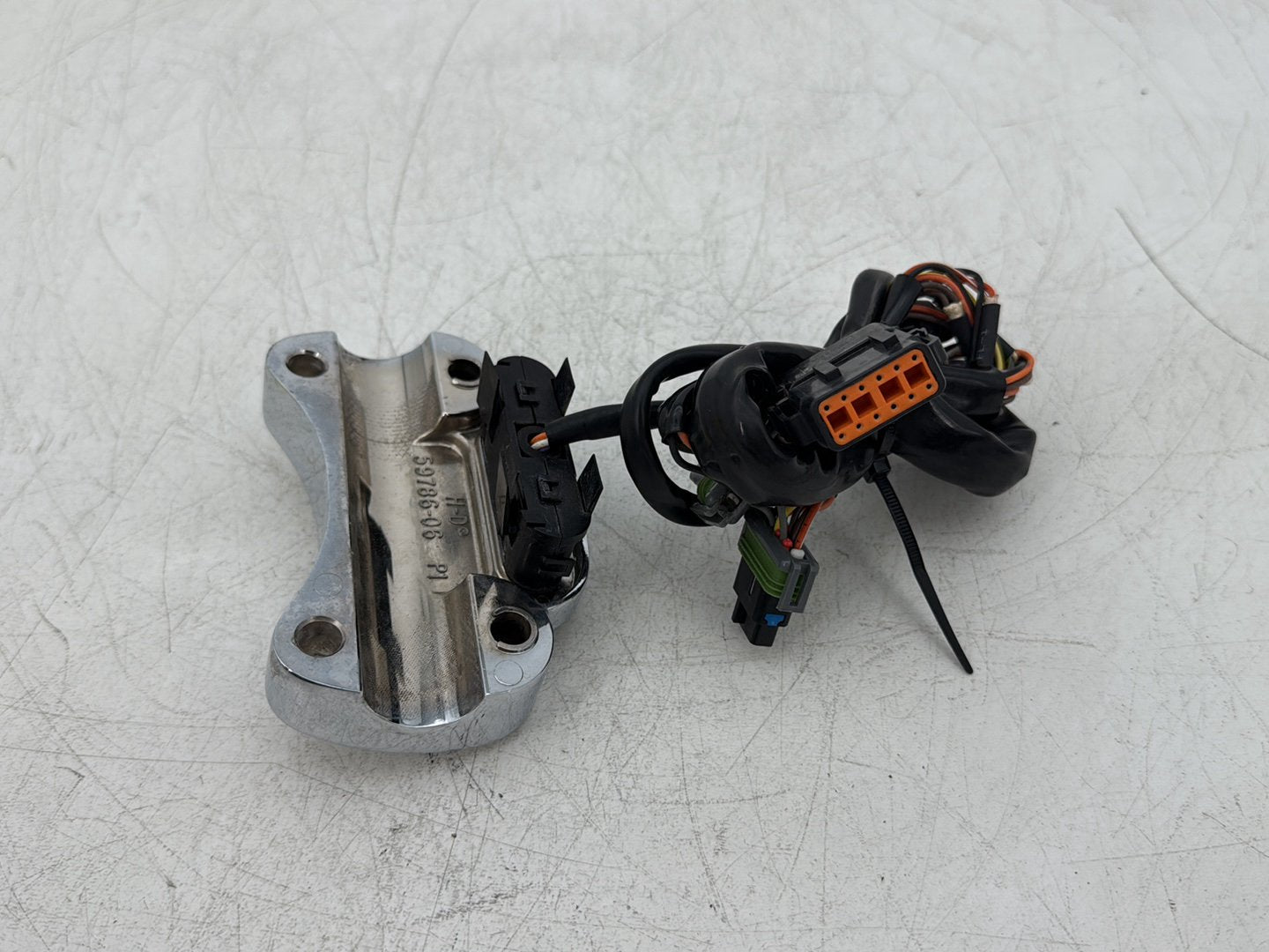 2008 Harley Dyna FXDL Low Rider Anniversary OEM Front Handlebar Riser Top Clamp Chrome