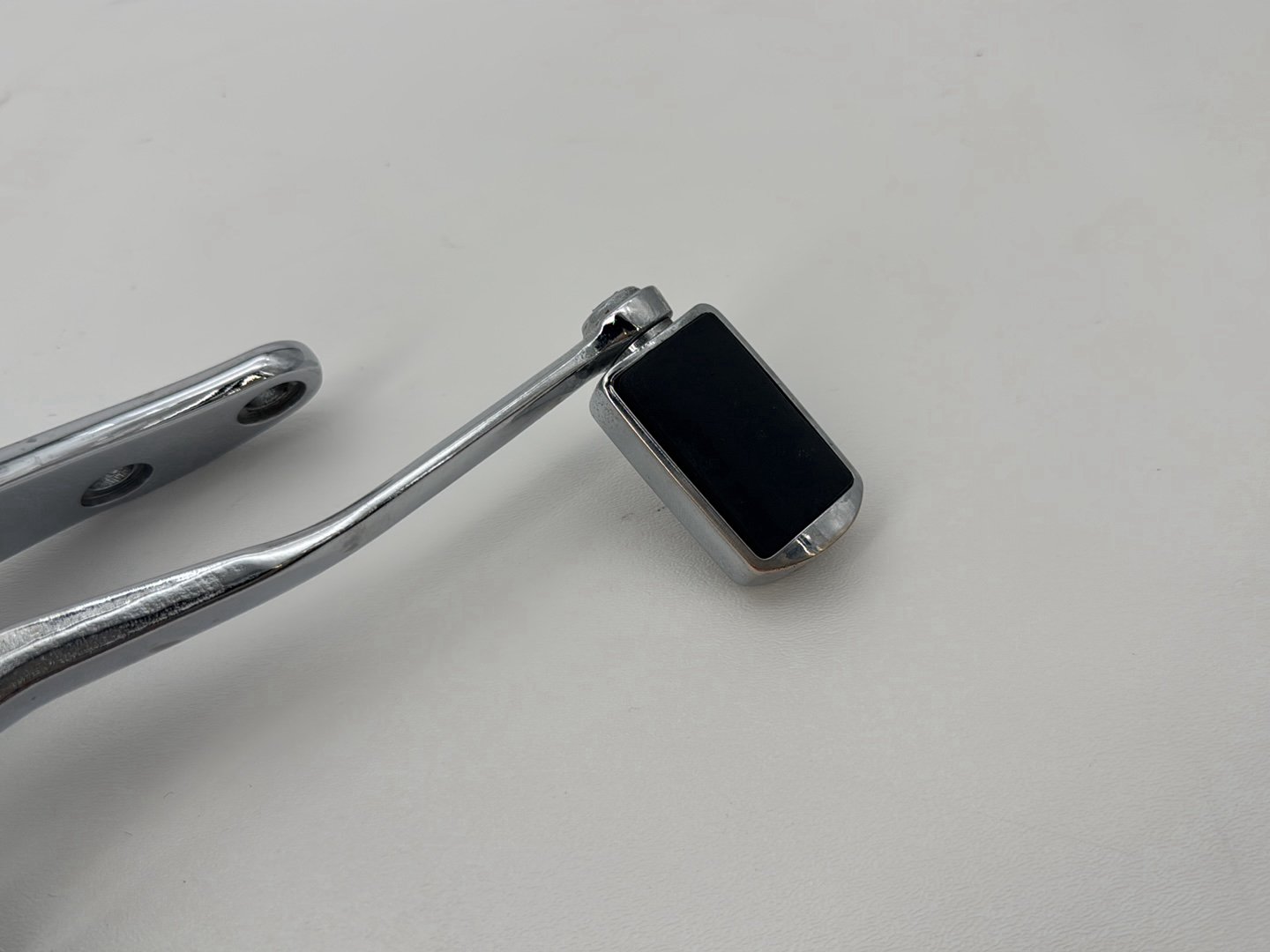 1999 - 2006 Harley-Davidson Dyna Wide Glide Left Driver Foot Controls Peg Rest  	33693-93