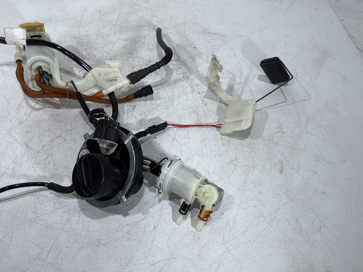 2011 Harley Road Glide Touring FLTRX OEM Fuel Pump Gas Gasoline Petrol Sending