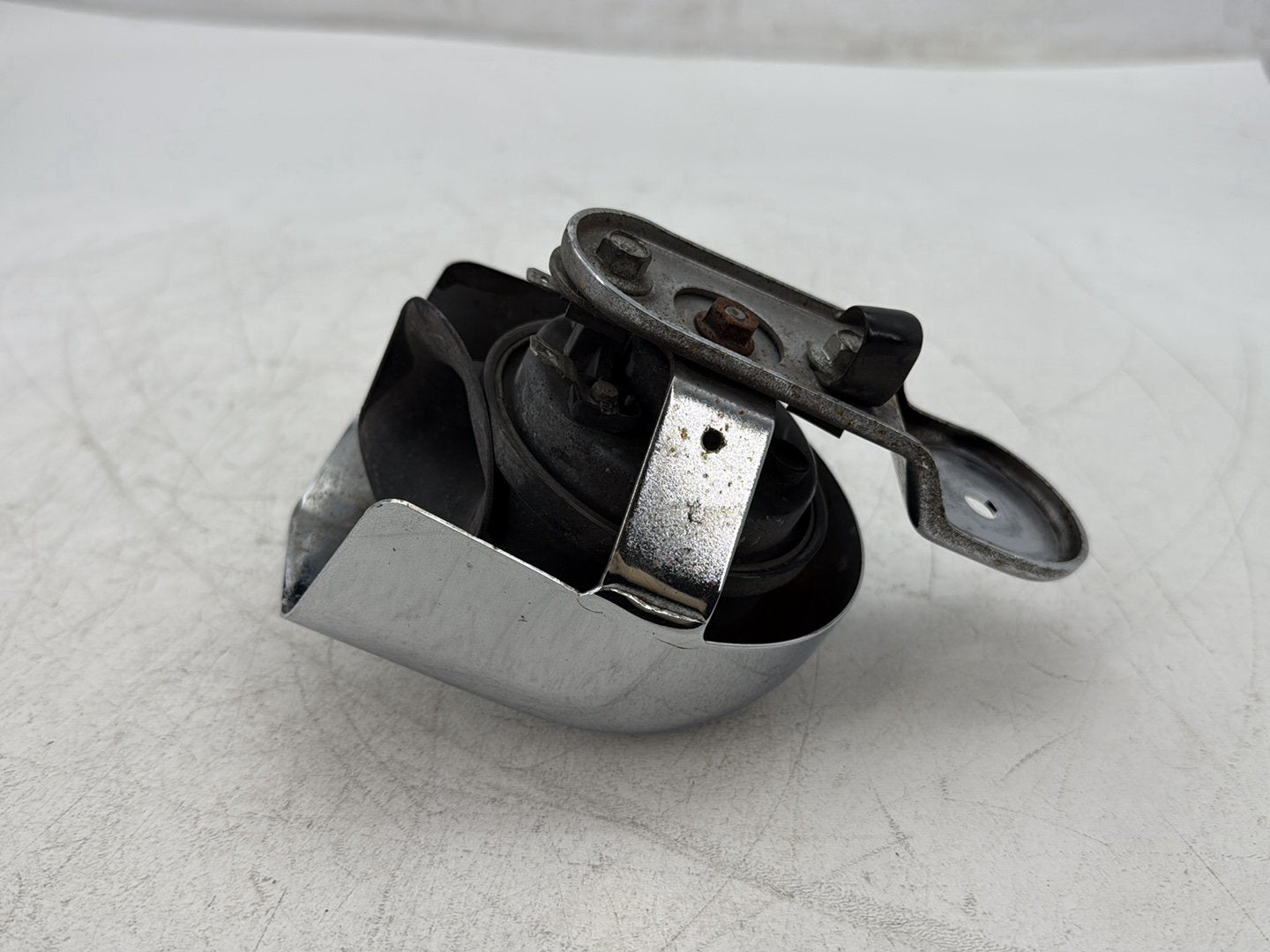 2000 Harley Dyna FXDWG Wide Glide OEM Horn Signal Klaxon Chrome Cover