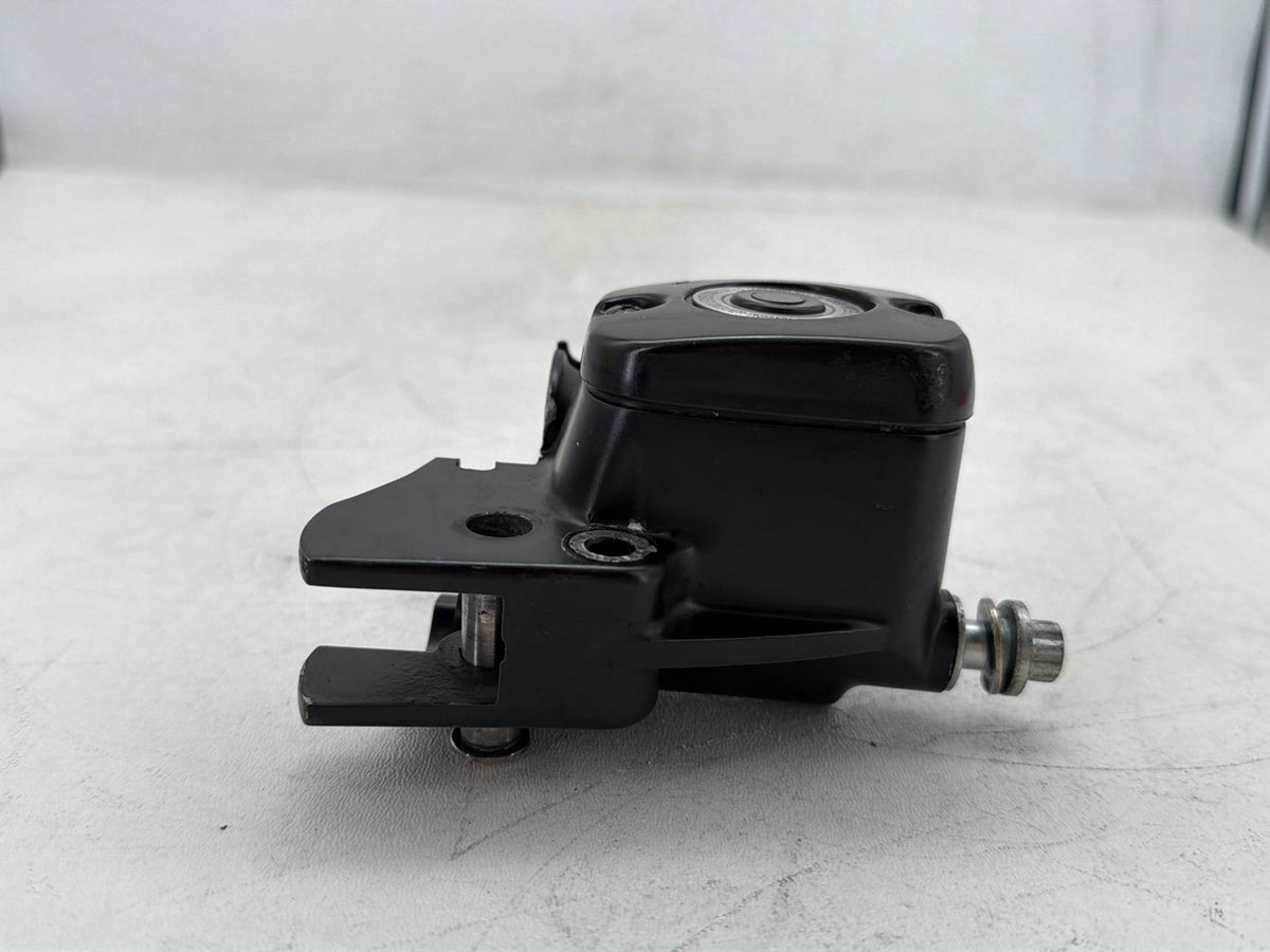 09 Harley Dyna Street Bob FXDB Front Right Brake Master Cylinder 11/16 in. bore
