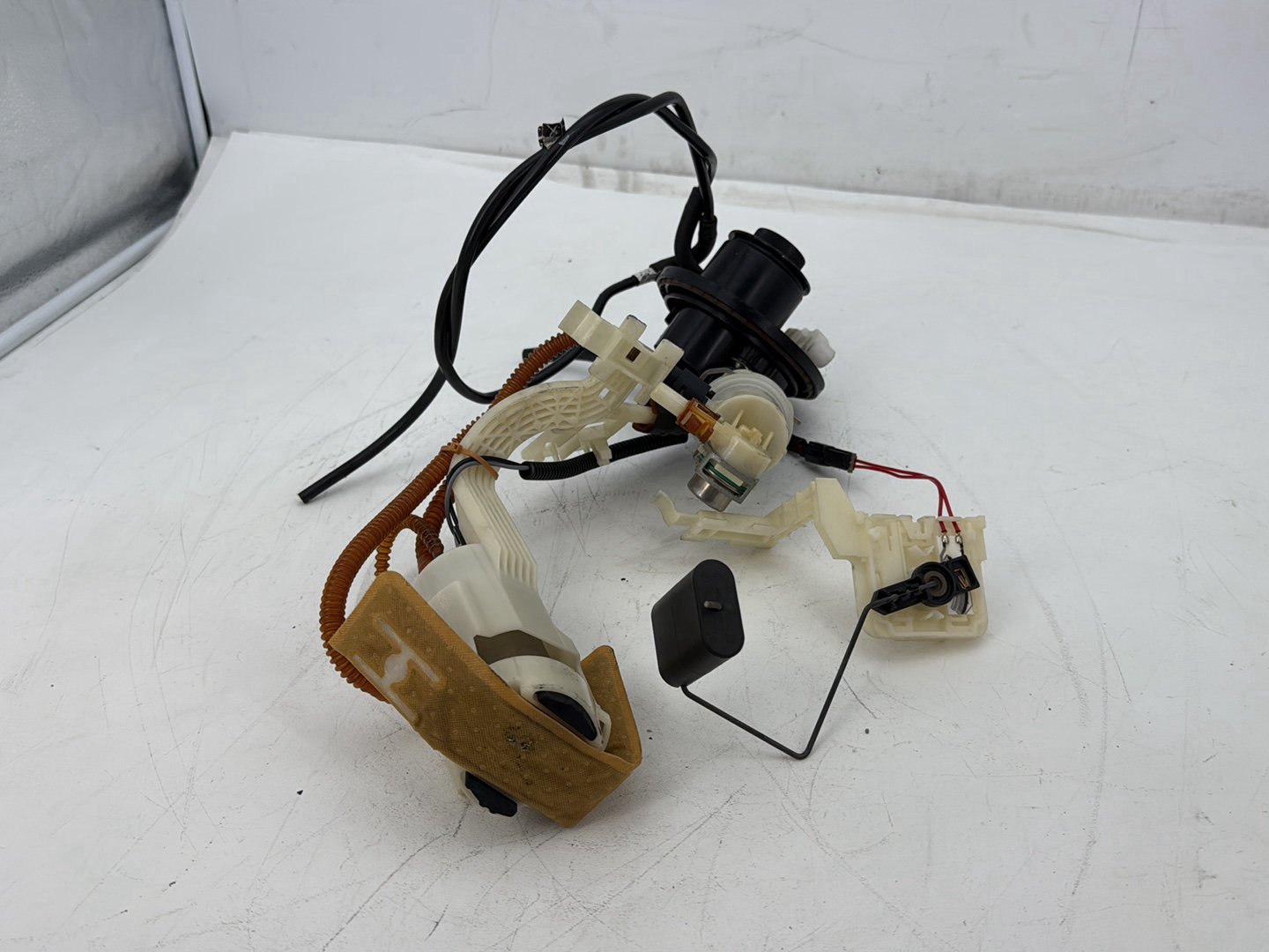2011 Harley Electra Glide Ultra FLHTK OEM Fuel Pump Gas Gasoline Petrol Sending