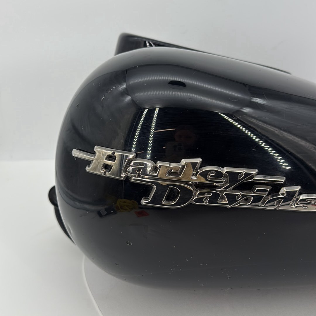 2007 - 2012 Harley-Davidson Touring Street Glide Fuel Gas Tank Gasoline Reservoir  	61356-03