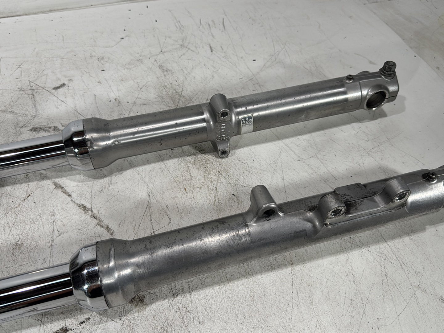 2004 Harley Dyna Super Glide FXDI OEM Front Triple Tree Set & LH RH Fork Legs Sliders