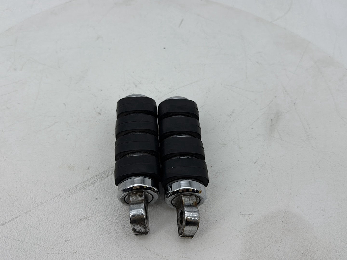 1999 - 2006 Harley-Davidson Softail Heritage Passenger Left & Right Foot Pegs Kuryakyn Small ISO-Pegs