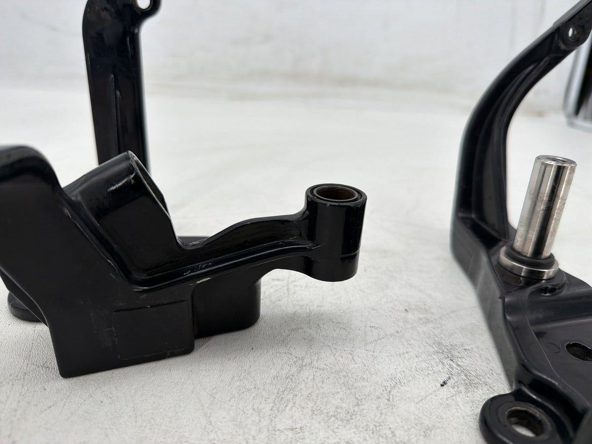 2001 Harley Heritage Softail Classic Left Right Foot Rest Peg Support Bracket