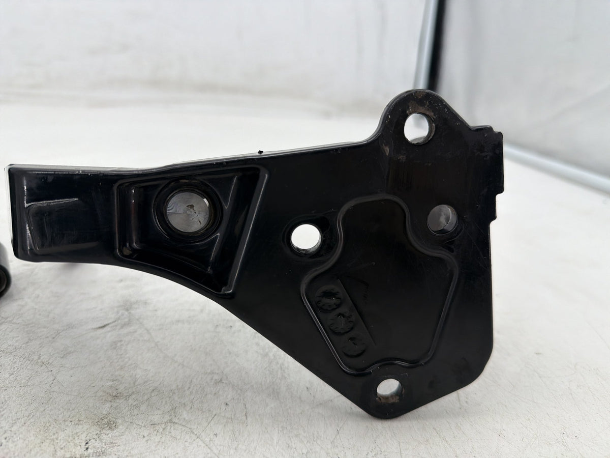 2001 Harley Heritage Softail Classic Left Right Foot Rest Peg Support Bracket