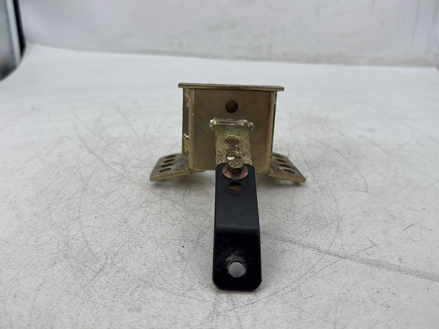 2005 Harley Electra Glide Touring Ultra FLHTCUI OEM Driver Rider Backrest Bracket Mount 52589-09A