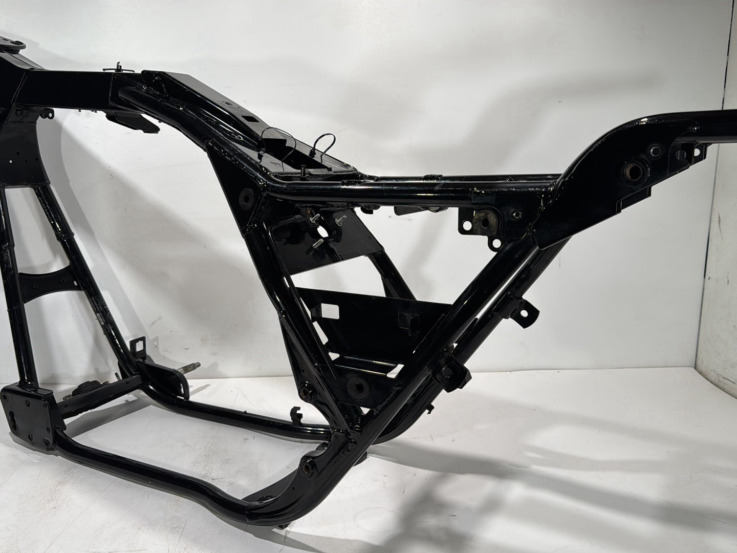 1999 - 2006 Harley-Davidson Touring Road King Body Main Frame Chassis CLN CLR  	47900-01