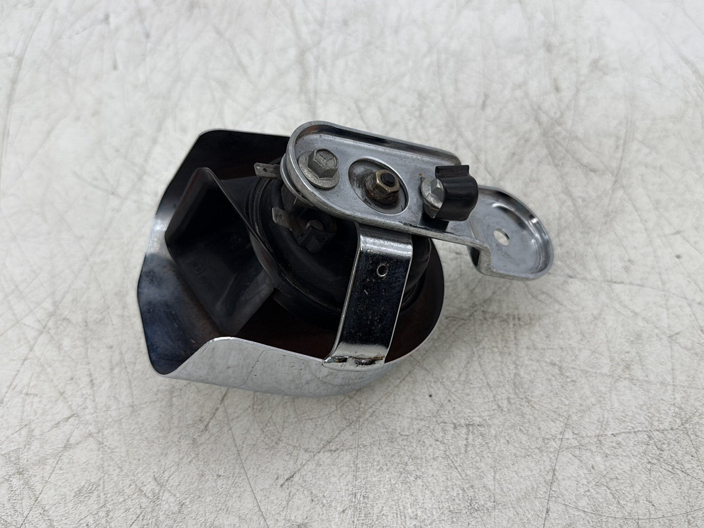 2007 Harley Dyna Street Bob FXDBI OEM Horn Signal Klaxon Chrome Cover