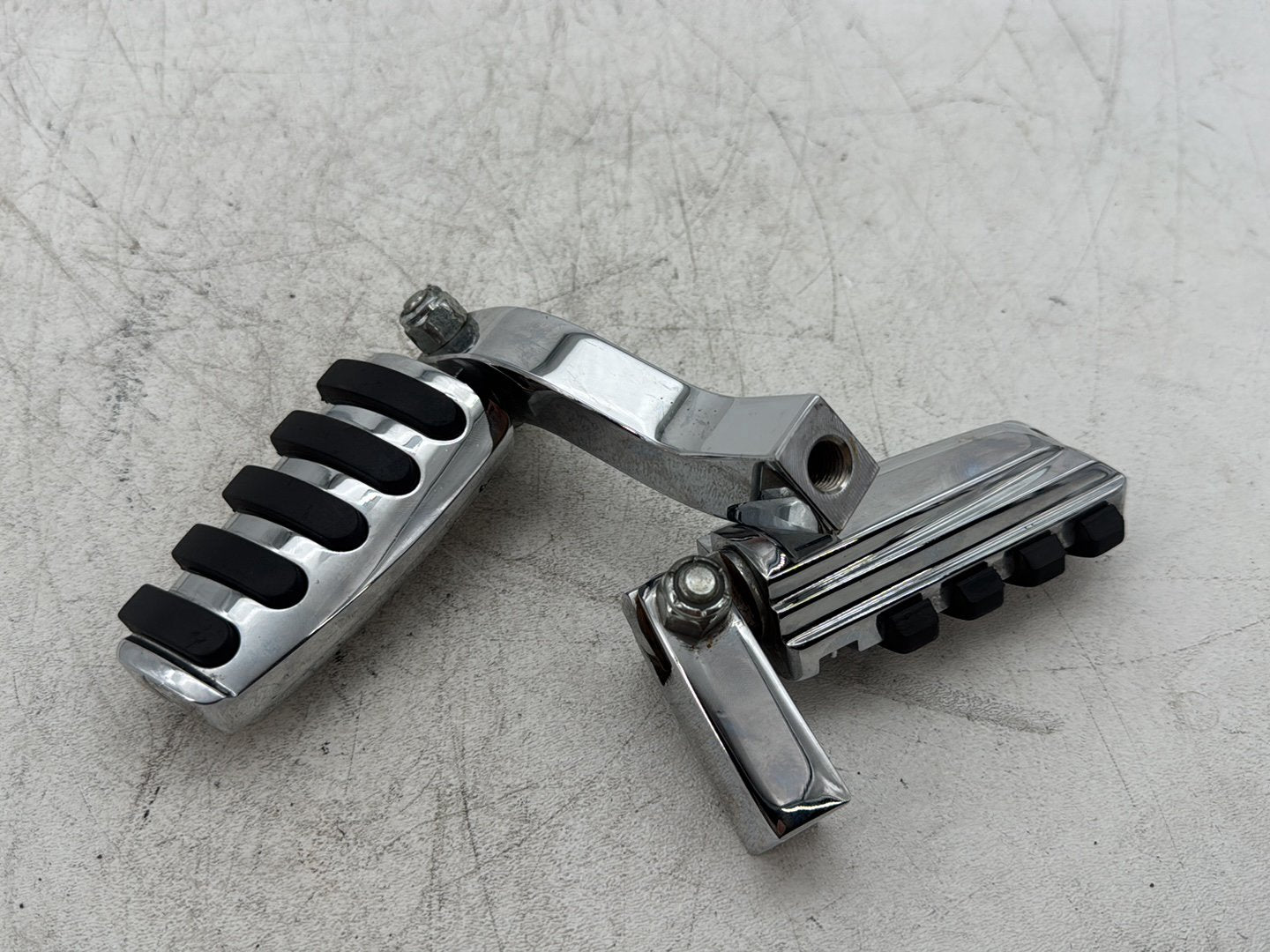 2003 Harley Dyna Wide Glide FXDWG OEM Passenger Left & Right Foot Pegs