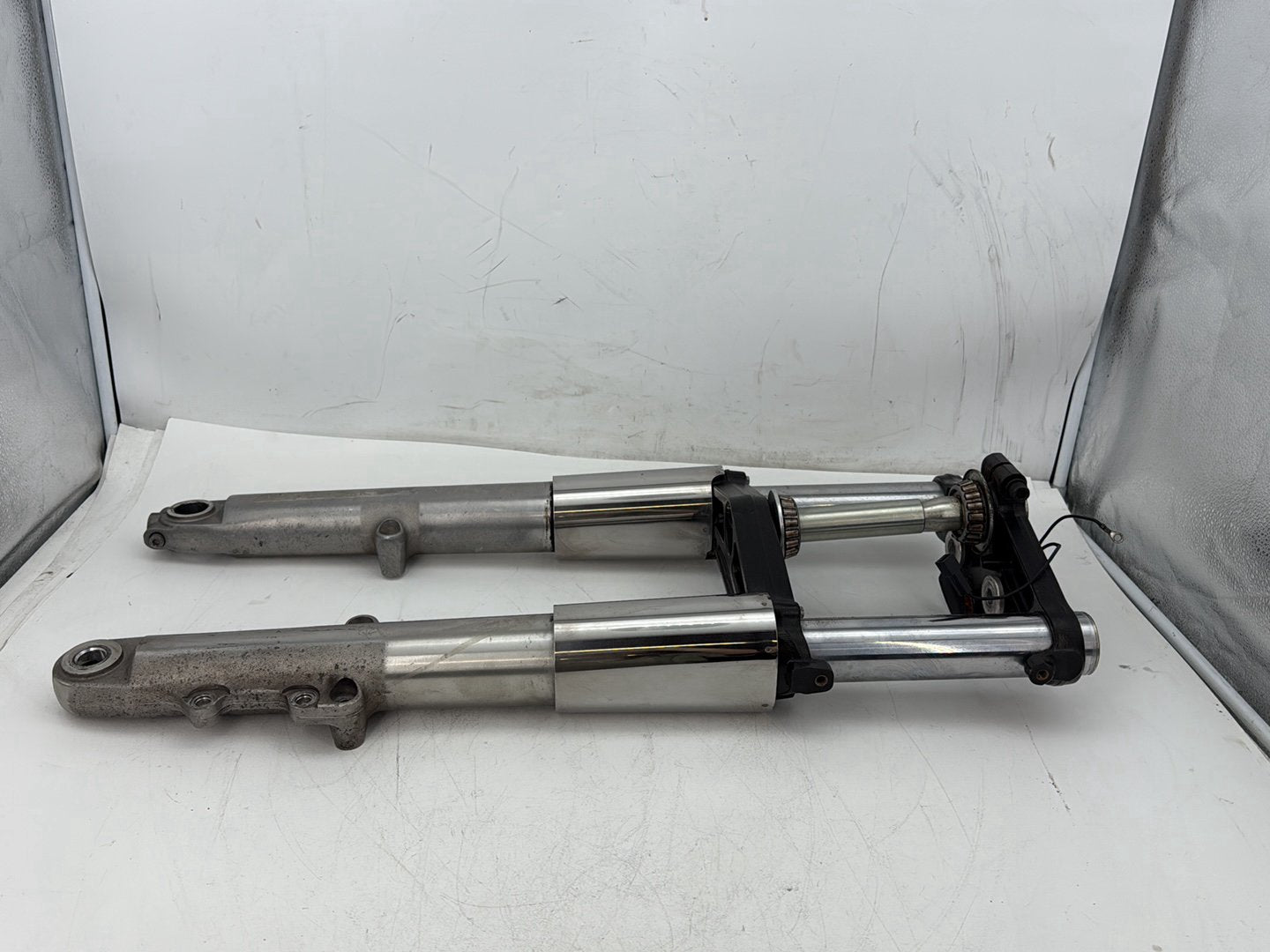 2017 Harley Road Glide Touring Front Triple Tree Set & LH RH Fork Legs Sliders
