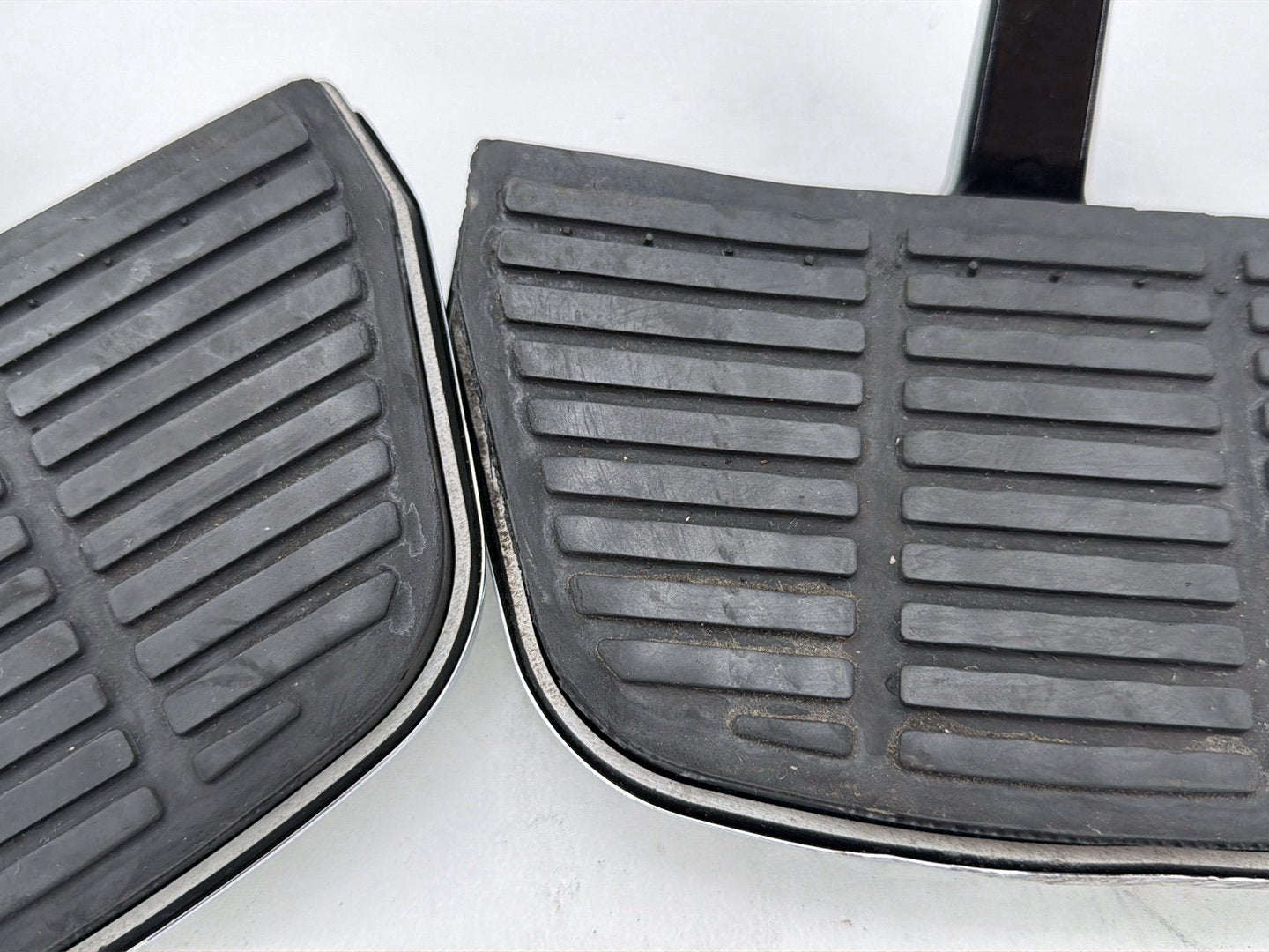 2003 Harley Road King Touring FLHRCI Classic OEM Left & Right Passenger Floorboard Foot Rest
