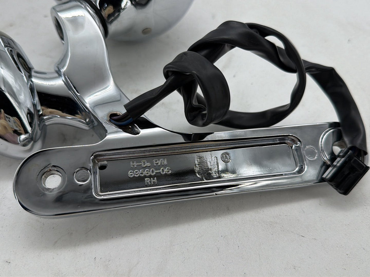 2007 Harley Street Glide Touring FLHX OEM Front Right 1 Turn Signal Indicator