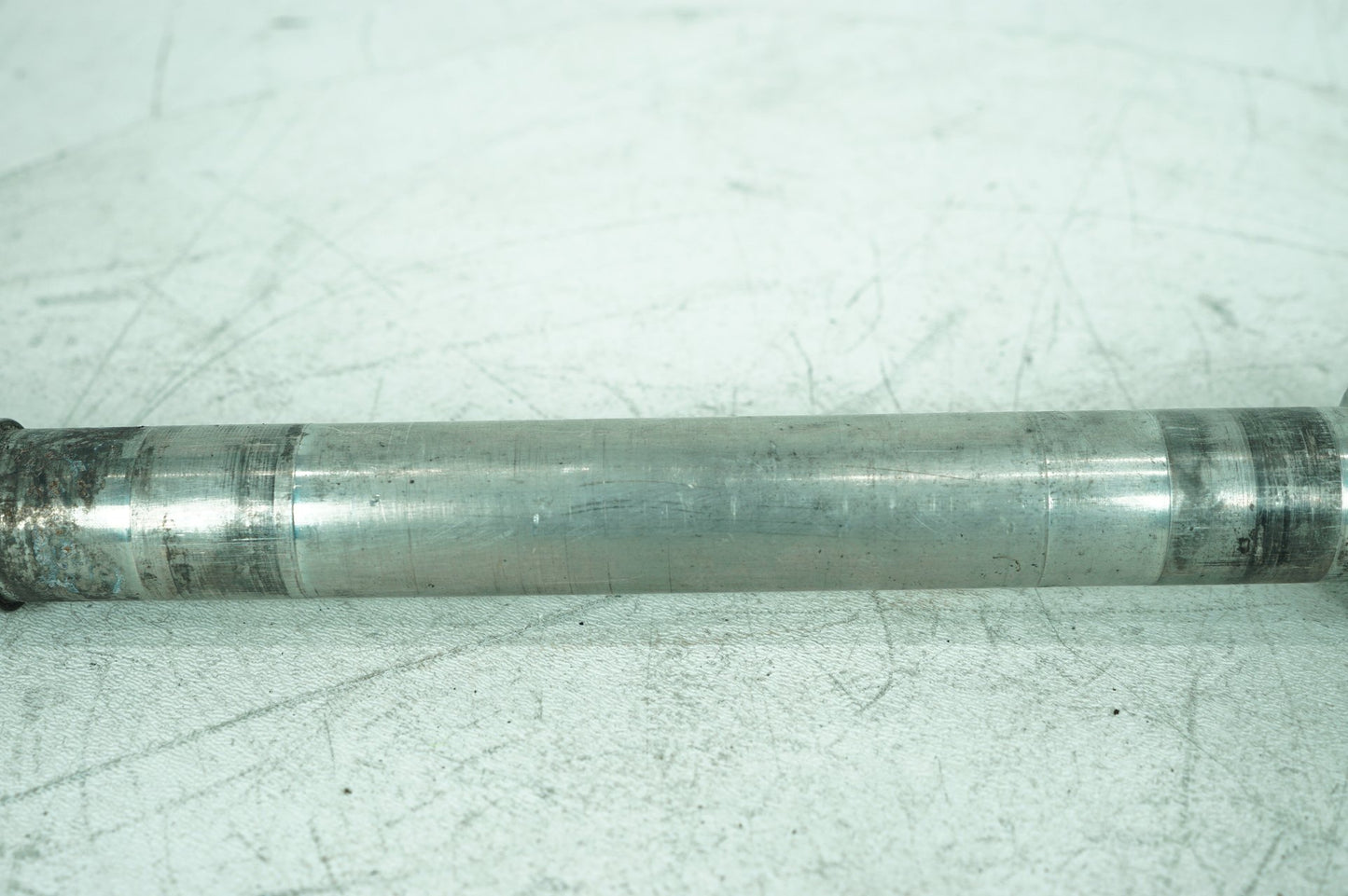 1999 - 2006 Harley-Davidson Touring Road King Police Front Wheel Axle Bolt Shaft 43364-00