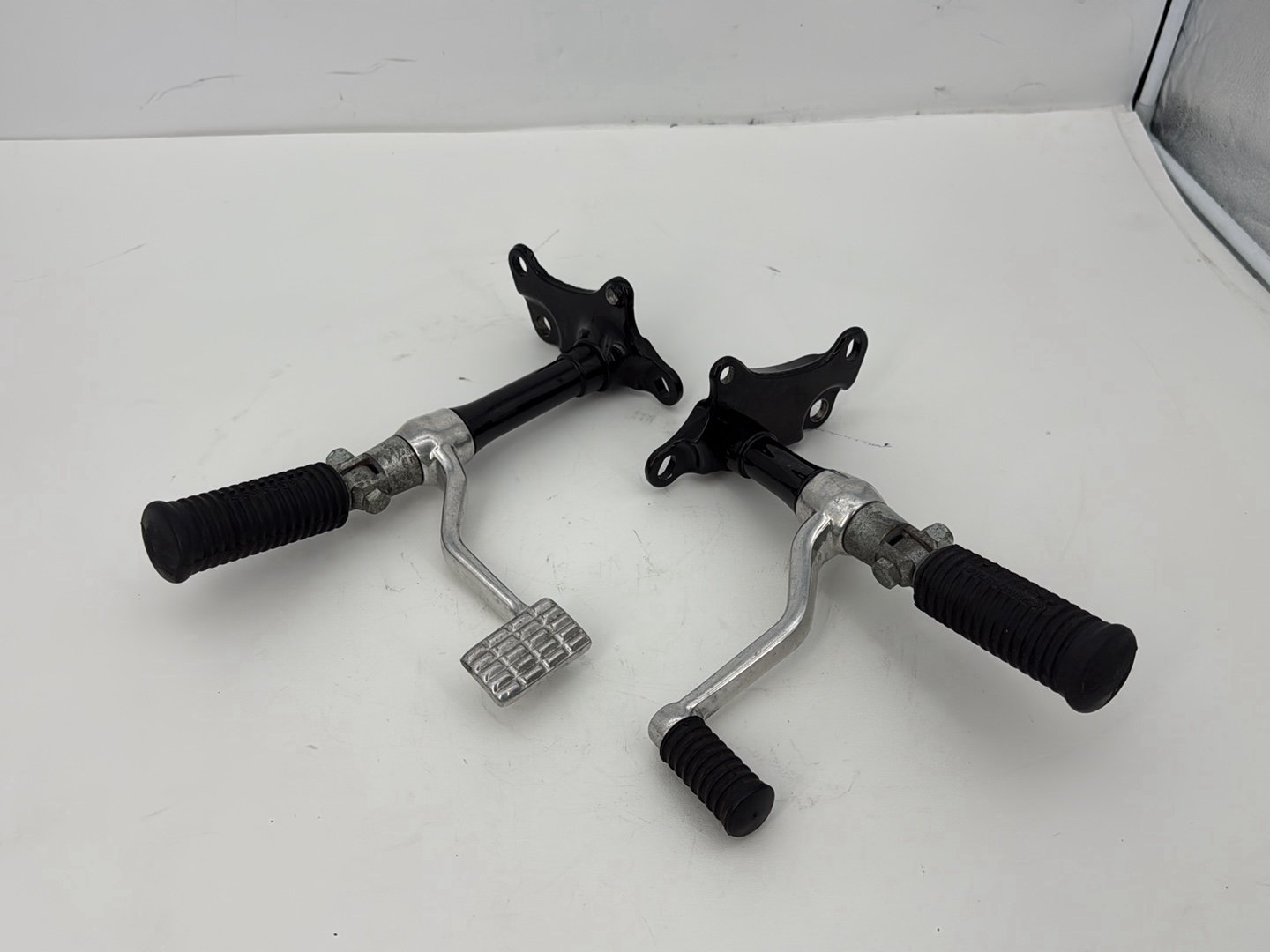 2003 Harley Sportster XL1200C 1200 Custom Anniversary OEM Left Right Foot Brake Control Pegs