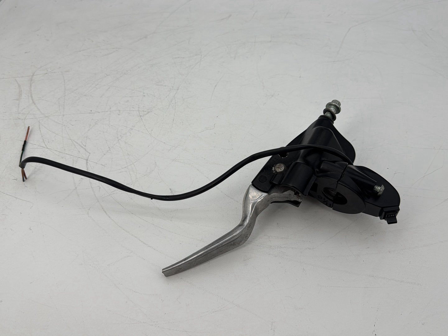 1999 - 2006 Harley-Davidson Touring Electra Glide Classic Front Right Brake Lever Master Cylinder 45013-96D