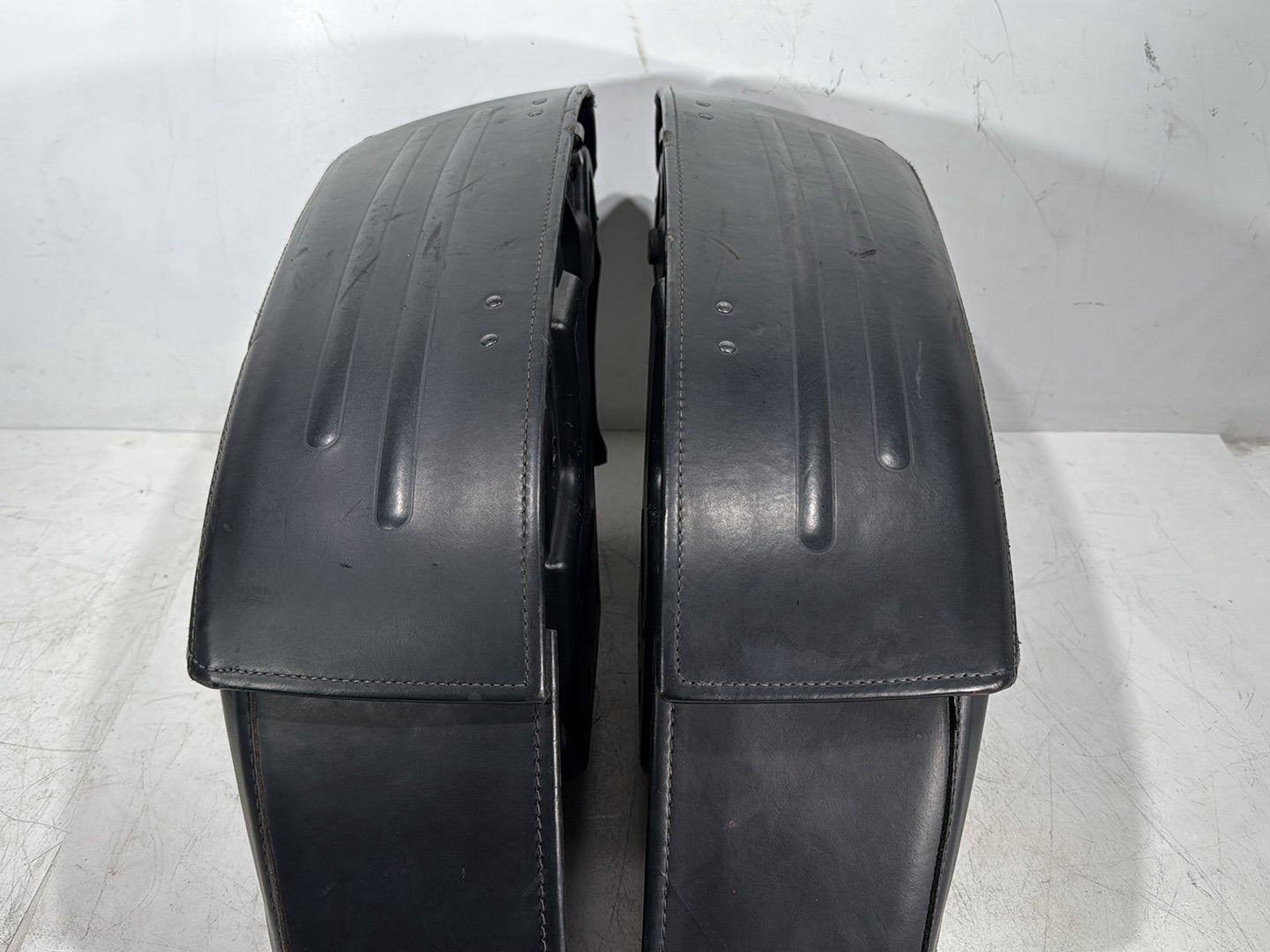 2004 Harley Road King Touring Custom FLHRSI OEM Rear Left Right Saddlebags Luggage Leather