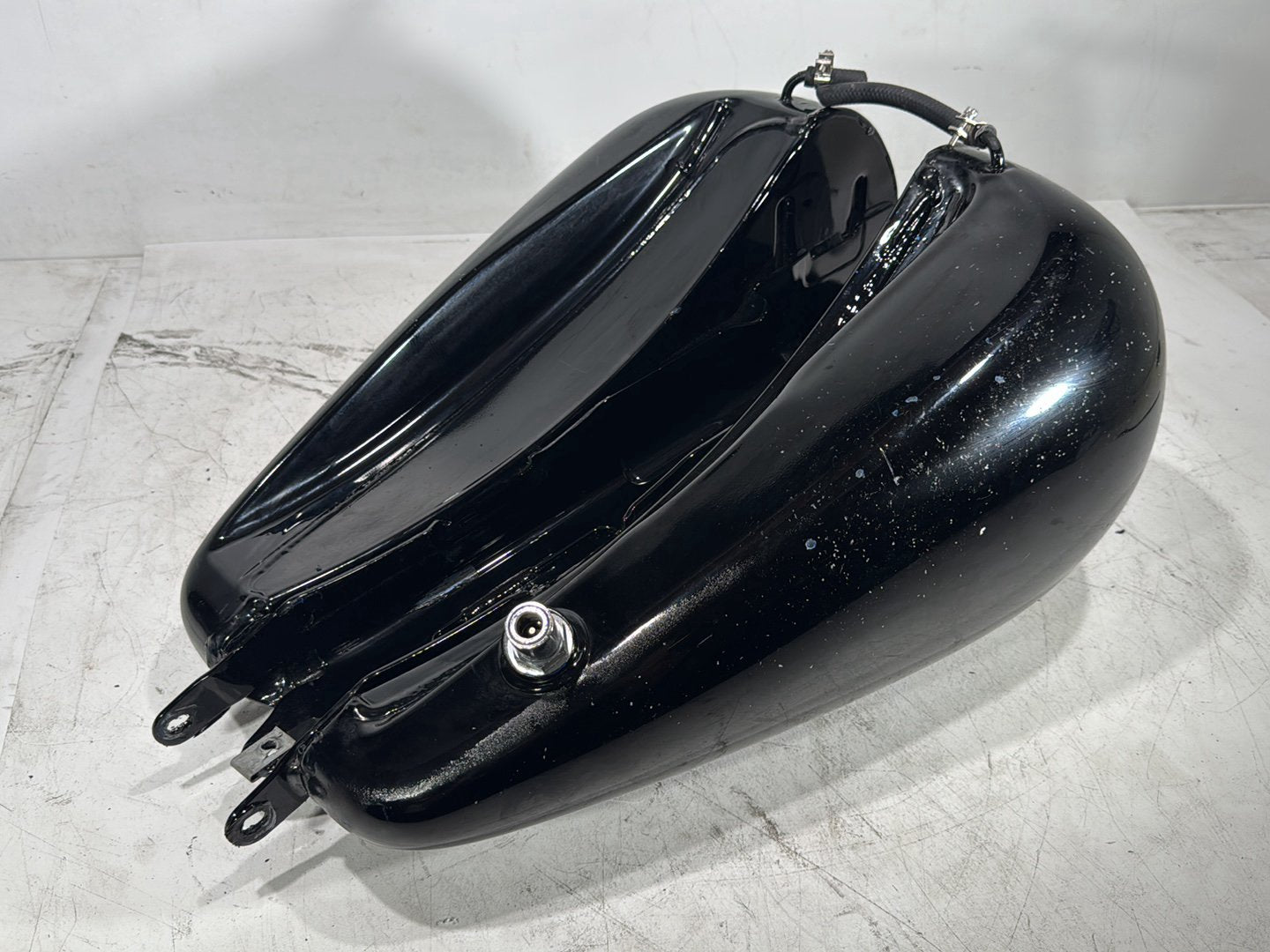 2004 Harley Dyna Super Glide FXDI OEM Fuel Gas Tank Gasoline Reservoir
