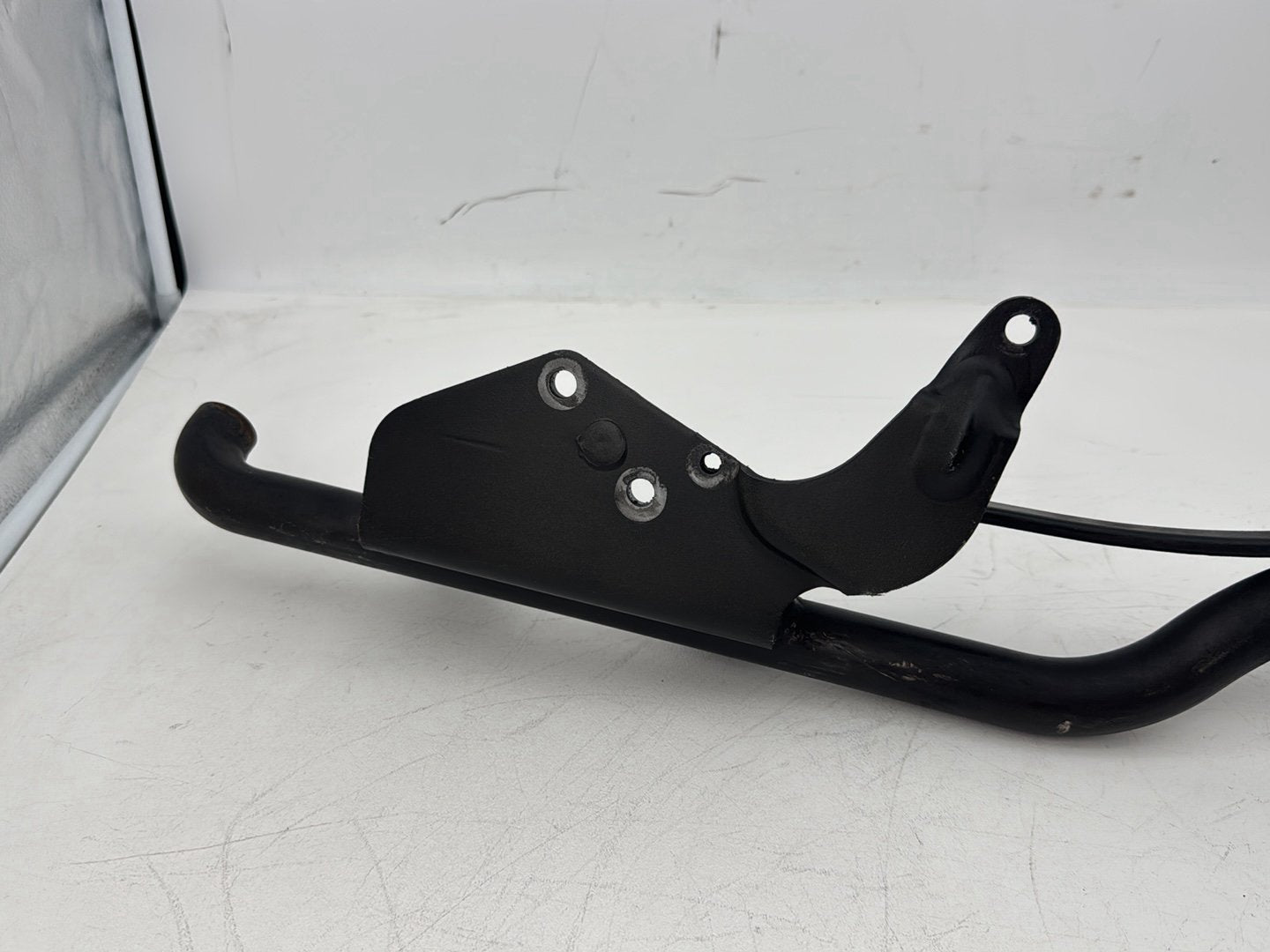09 Harley Sportster XL1200 OEM Exhaust Muffler Interconnect Bracket Support Bar