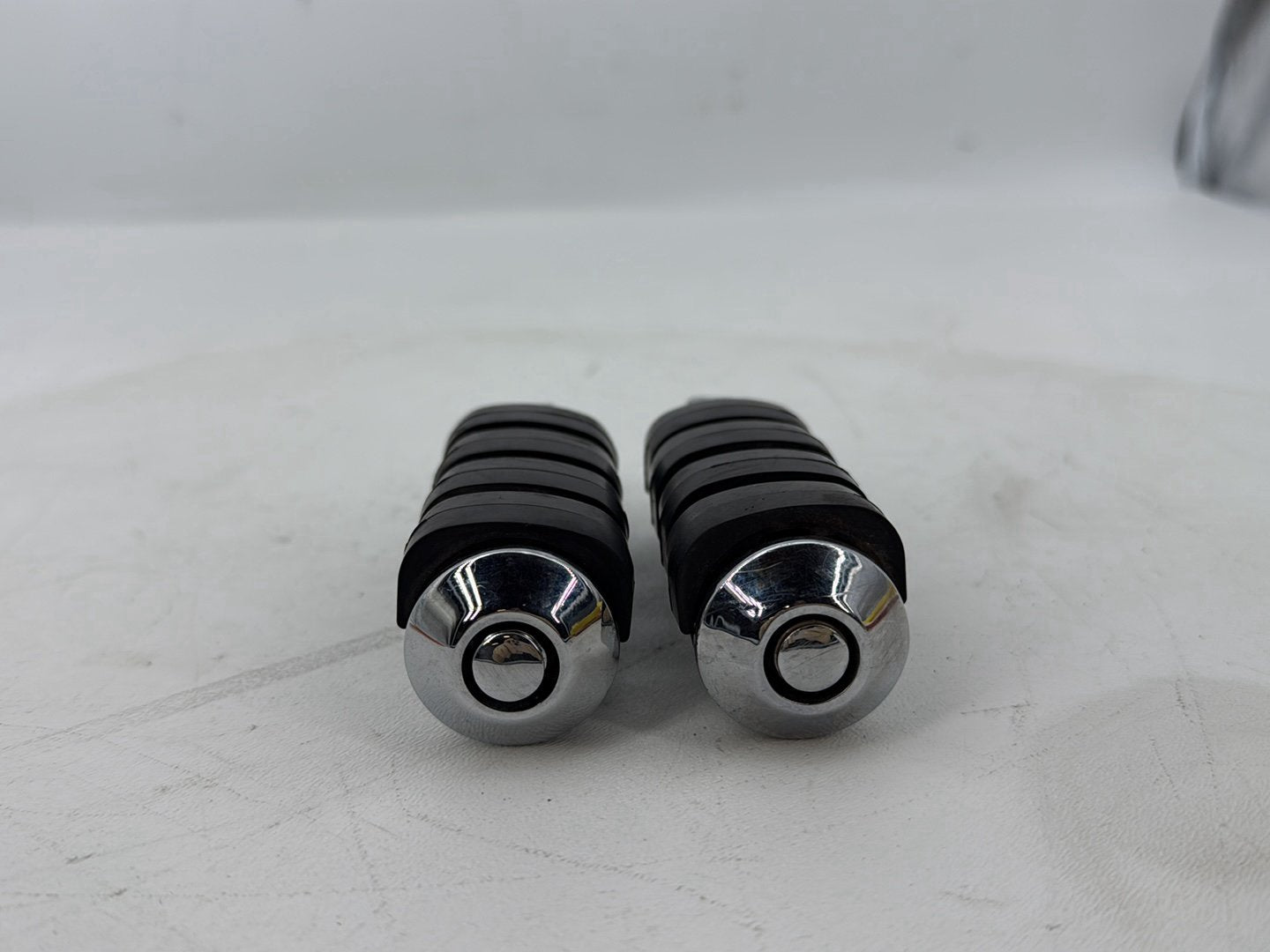 1999 - 2006 Harley-Davidson Softail Heritage Passenger Left & Right Foot Pegs Kuryakyn Small ISO-Pegs