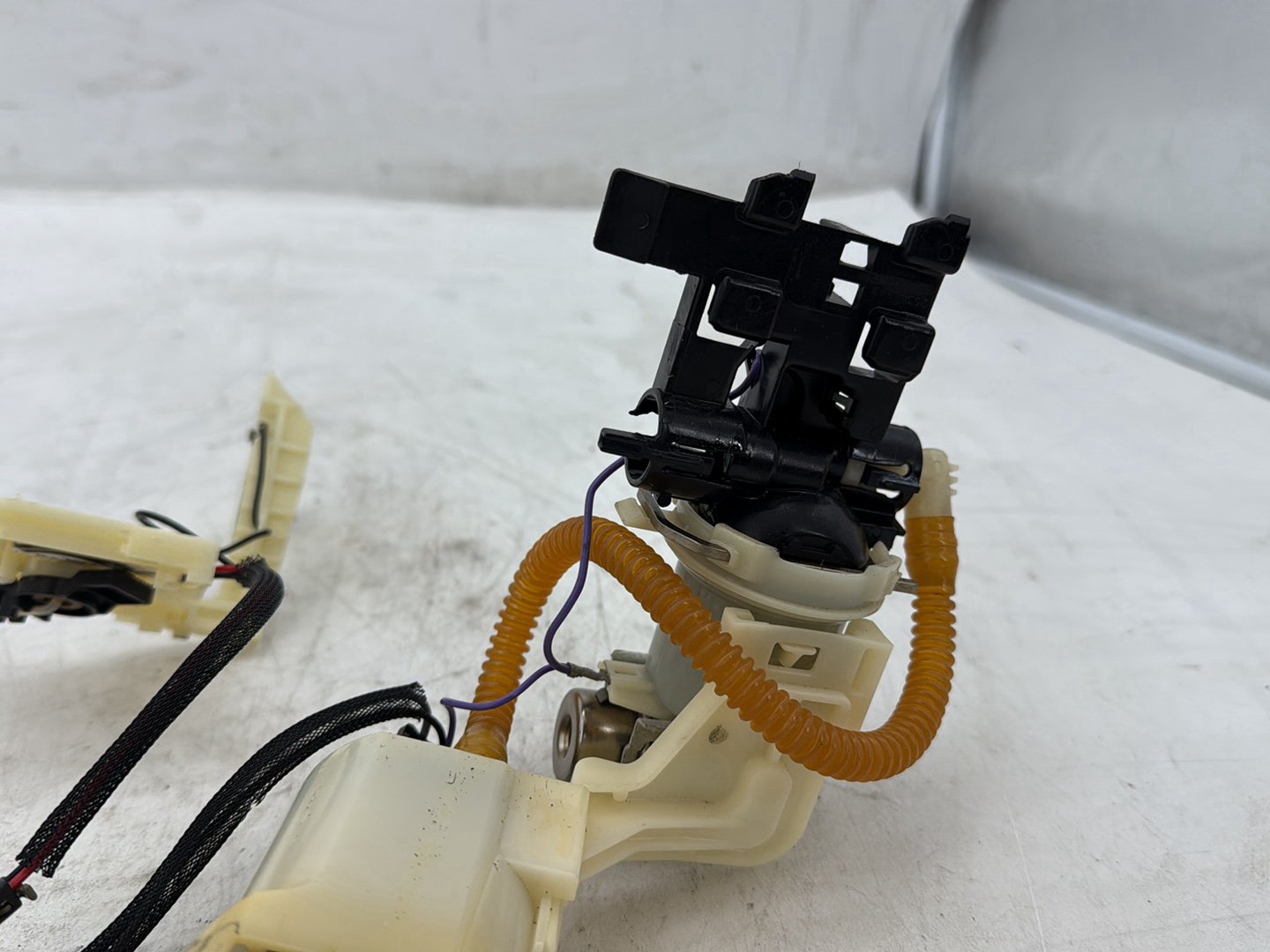 2012 Harley Dyna FXDF Fat Bob OEM Fuel Pump Gas Gasoline Petrol Sending