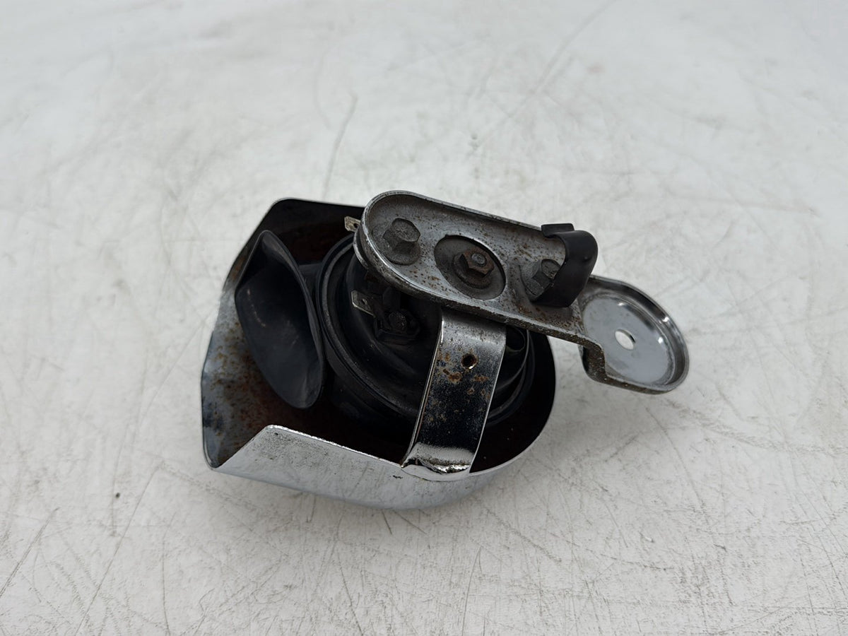 2005 Harley Dyna FXDWG Wide Glide OEM Horn Signal Klaxon Chrome Cover 69012-93A
