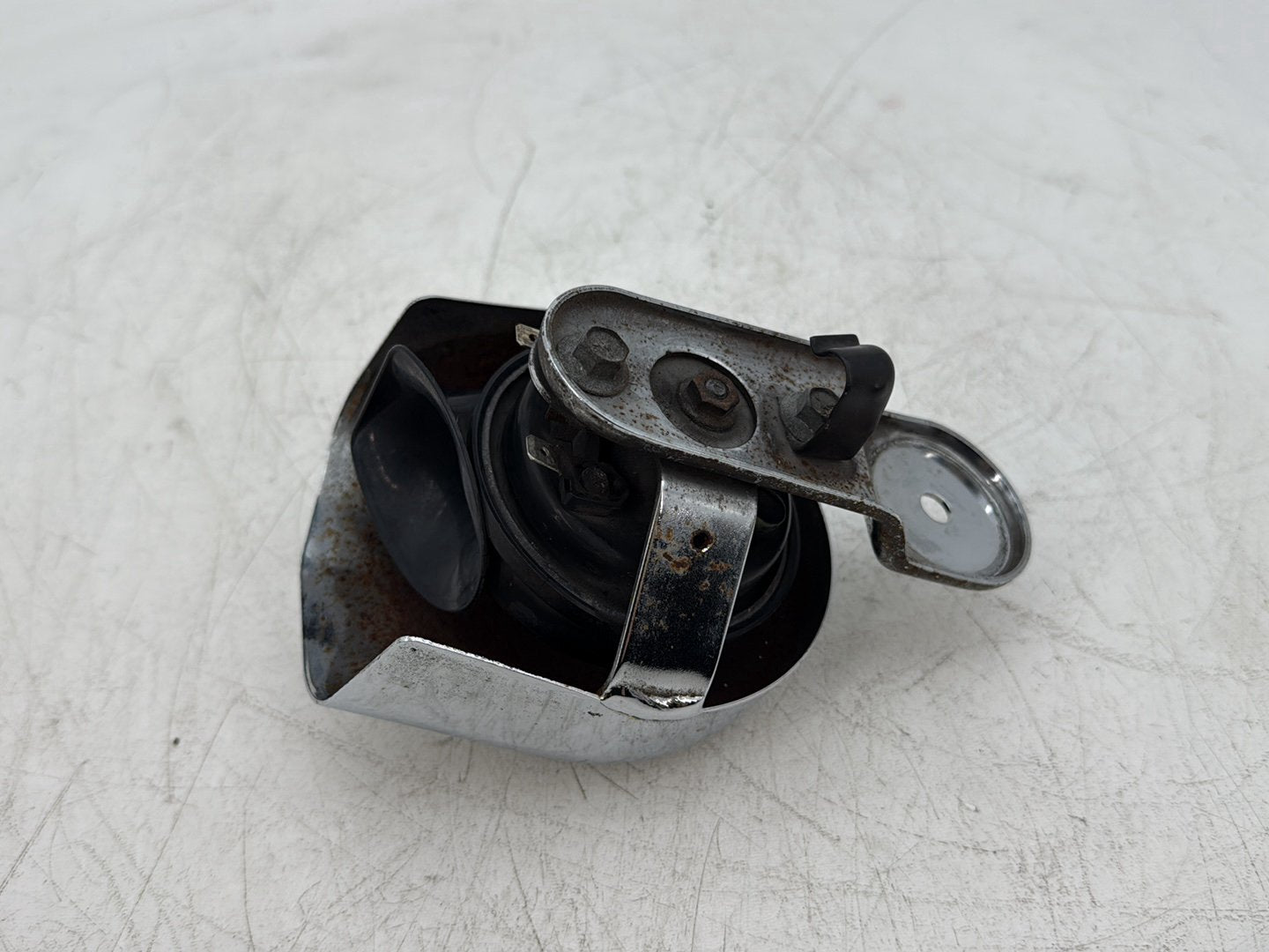 2005 Harley Dyna FXDWG Wide Glide OEM Horn Signal Klaxon Chrome Cover