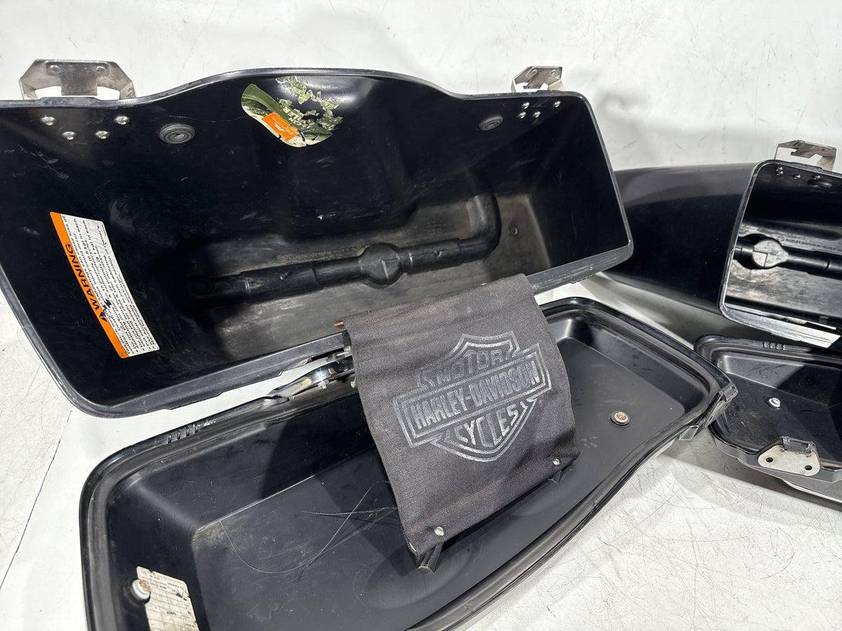 2012 Harley Electra Glide Touring Ultra OEM Left Right Saddlebags Luggage NOKey