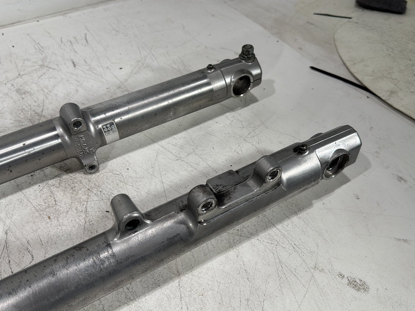 2004 Harley Dyna Super Glide FXDI OEM Front Triple Tree Set & LH RH Fork Legs Sliders