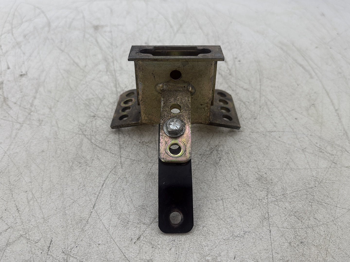 2004 Harley Road King Touring Custom FLHRSI OEM Driver Rider Backrest Bracket Mount 52589-09A