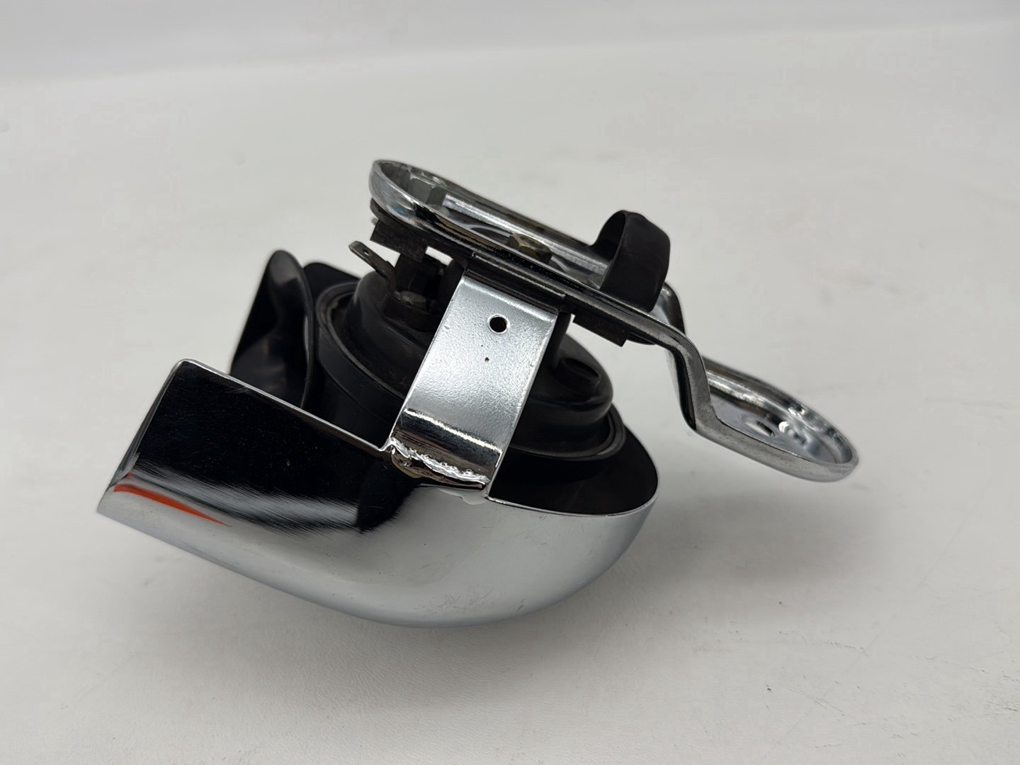 1999 - 2006 Harley-Davidson Dyna Low Rider Horn Signal Klaxon Chrome Cover 69012-93A