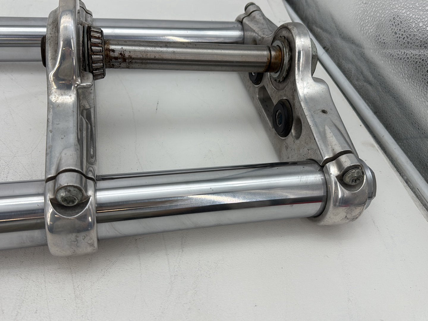 2006 Harley Dyna FXDWGI Wide Glide OEM Front Triple Tree Set & LH RH Fork Legs Sliders
